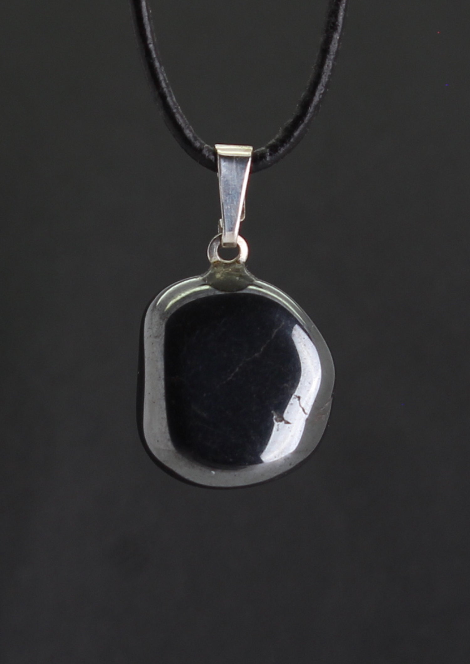 Halskettenanhänger Kettenschmuck Kristall Rohkristall Stein Silberanhänger Silberschmuck Edelsteinanhänger Edelstein Heilstein Schmuckanhänger Halsschmuck Rohstein Rohstück Schmuckstein Schmuck Schutzstein Glücksstein Hämatitstein Hämatitschmuck
