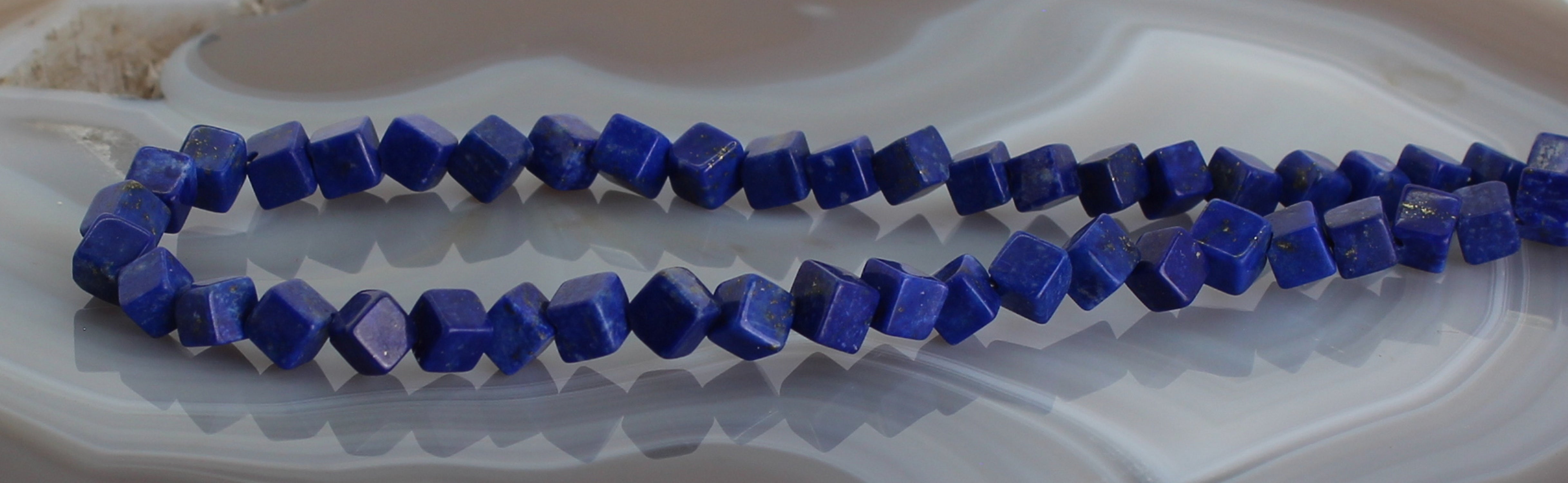 Halskette Kette aus Lapis Lazuli Lapislazuli Stein Trommelstein Anhänger Trommelsteinanhänger Perlenkette Kugelkette Collier Buttonkette Edelstein Heilstein Halsschmuck Schmuck Schmuckstein Schmuckkette Schmuckcollier Lapisschmuck Lapisstein Lapiscollier Lapiskette