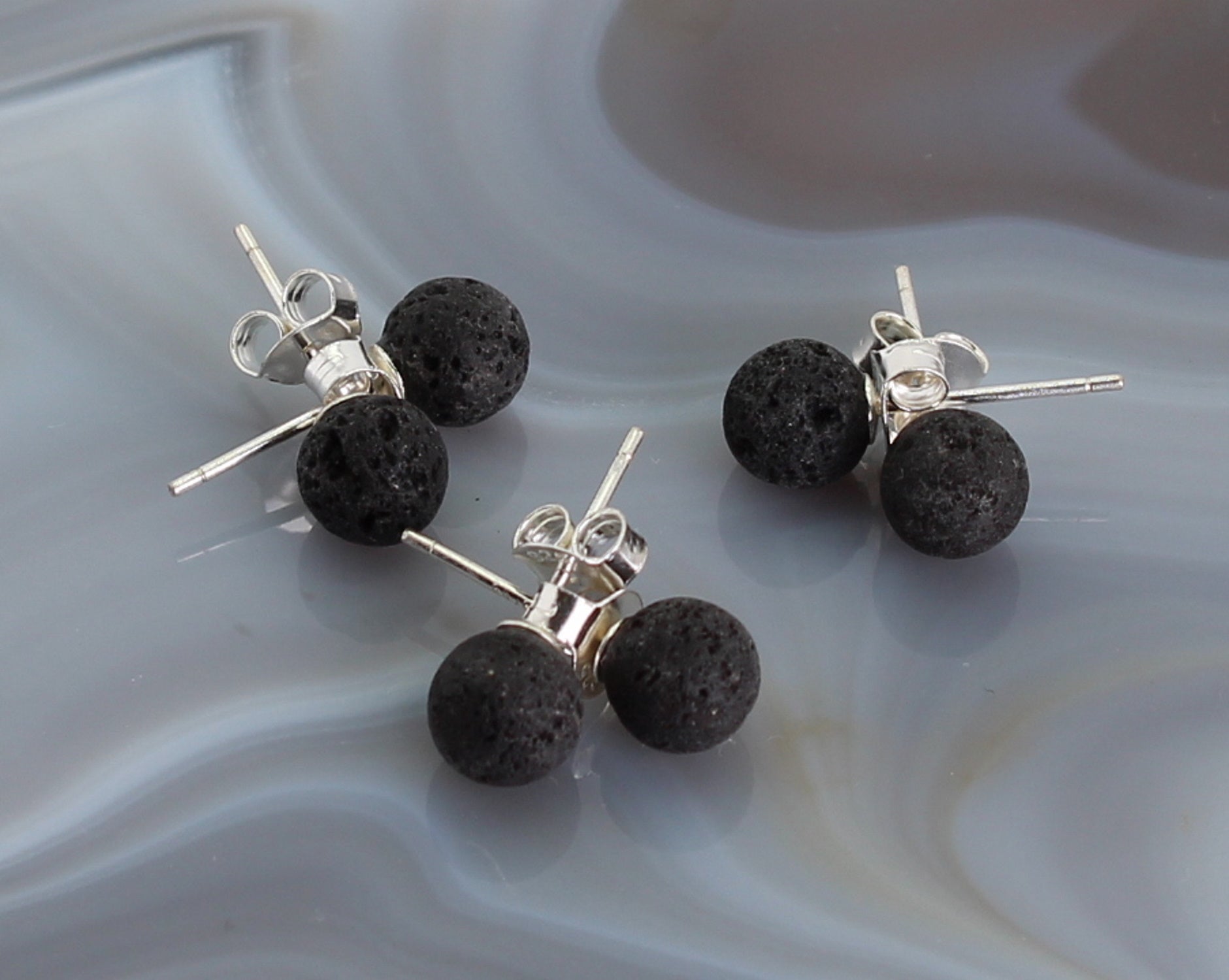Lavaschmuck Lavagestein Gesteinslava Vulkanlava schwarzer Lava Stein Trommelstein Rohstein Brocken Ohrringe Silberohrringe Silberohrstecker Silberschmuck Kugelohrstecker Perlenohrstecker Perlen Edelstein Heilstein Ohrschmuck