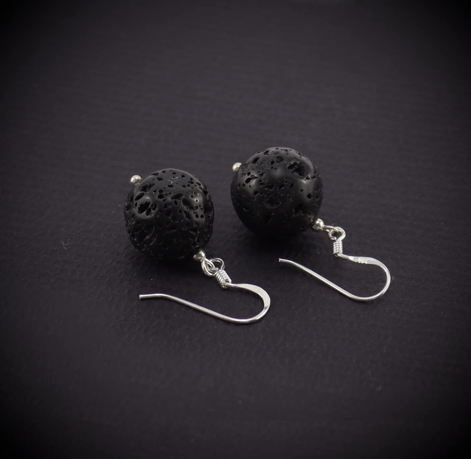 schwarze lava lavastein lavagestein vulkanlava Ohrstecker Ohrschmuck Stein Trommelstein Rohstein Schmuck Silberschmuck Hänger Perlen Edelstein Heilstein Schmuckstein Glücksstein Schutzstein Stecker Silberstecker