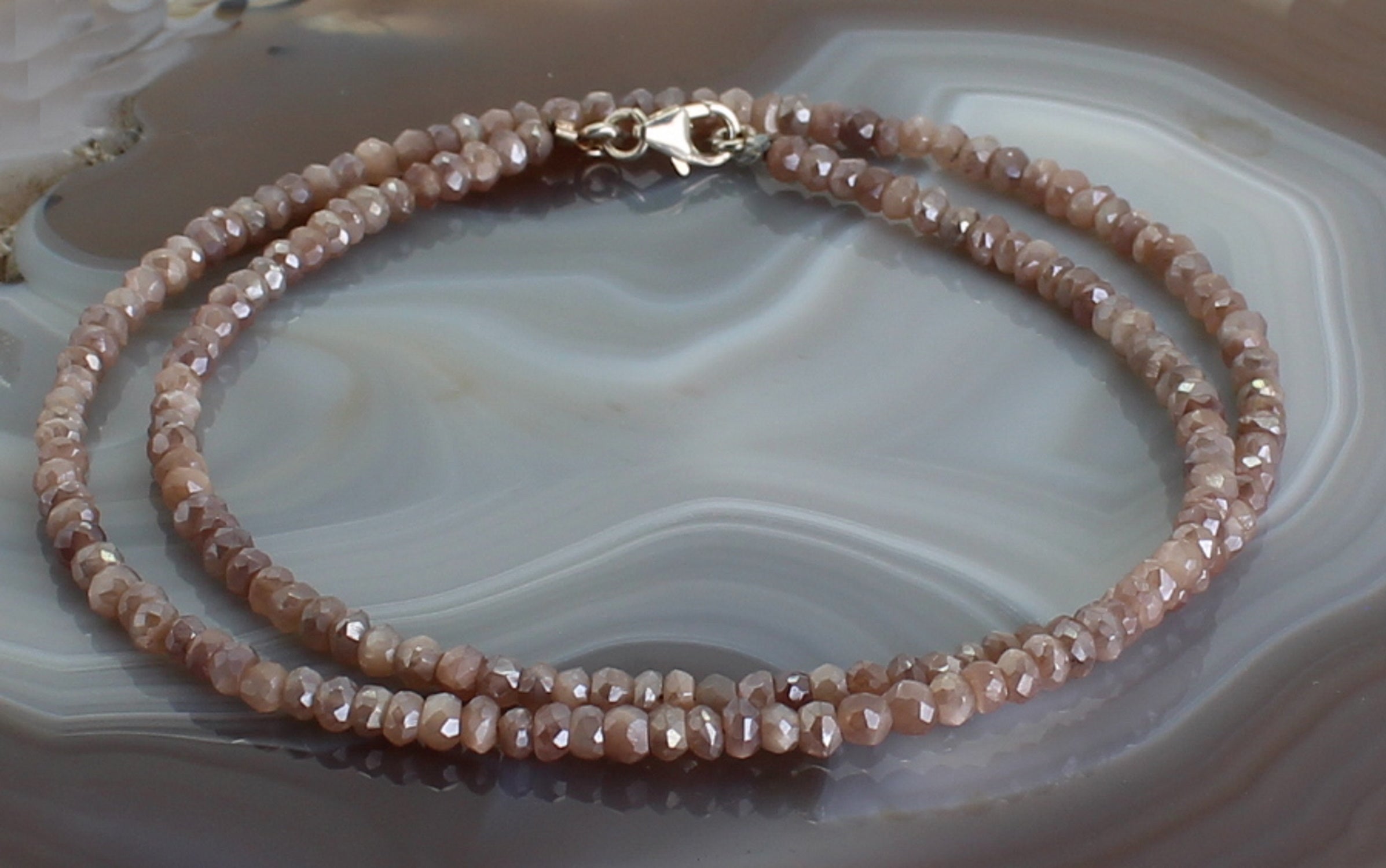 Budawi Halskette Kette aus Mondstein Trommelstein Anhänger Perlenkette Kugelkette Buttonkette Collier Halsschmuck Kettenschmuck Ketten Edelstein Heilstein Halsschmuck Schmuck Schmuckstein Rohstein Rohstück Mondsteine Mondsteinschmuck Mondsteinkette