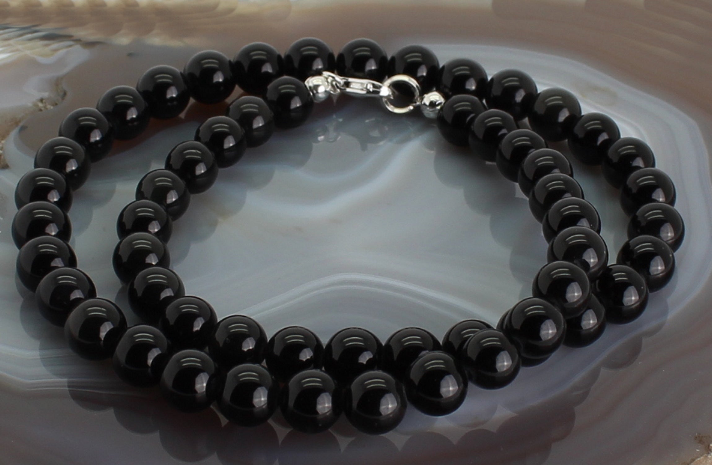 Halskette Kette aus Obsidian Stein Trommelstein Anhänger schwarze Perlenkette Kugelkette Collier Buttonkette Edelstein Heilstein Halsschmuck Schmuck Schmuckstein Schmuckkette Schmuckcollier Obsidianstein Obsidianschmuck Obsidiankette
