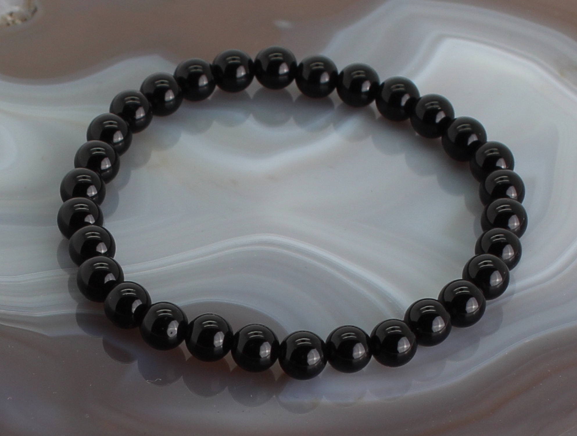 Armband aus Onyx facettiertes Armband Stein Trommelstein Anhänger Perlen Kugeln Heilstein Edelstein Kugelarmband Perlenarmband Edelsteinarmband Stretcharmband Gummiarmband Armschmuck Schmuckstein Rohstein Rohstück Schmuck Kettenanhänger