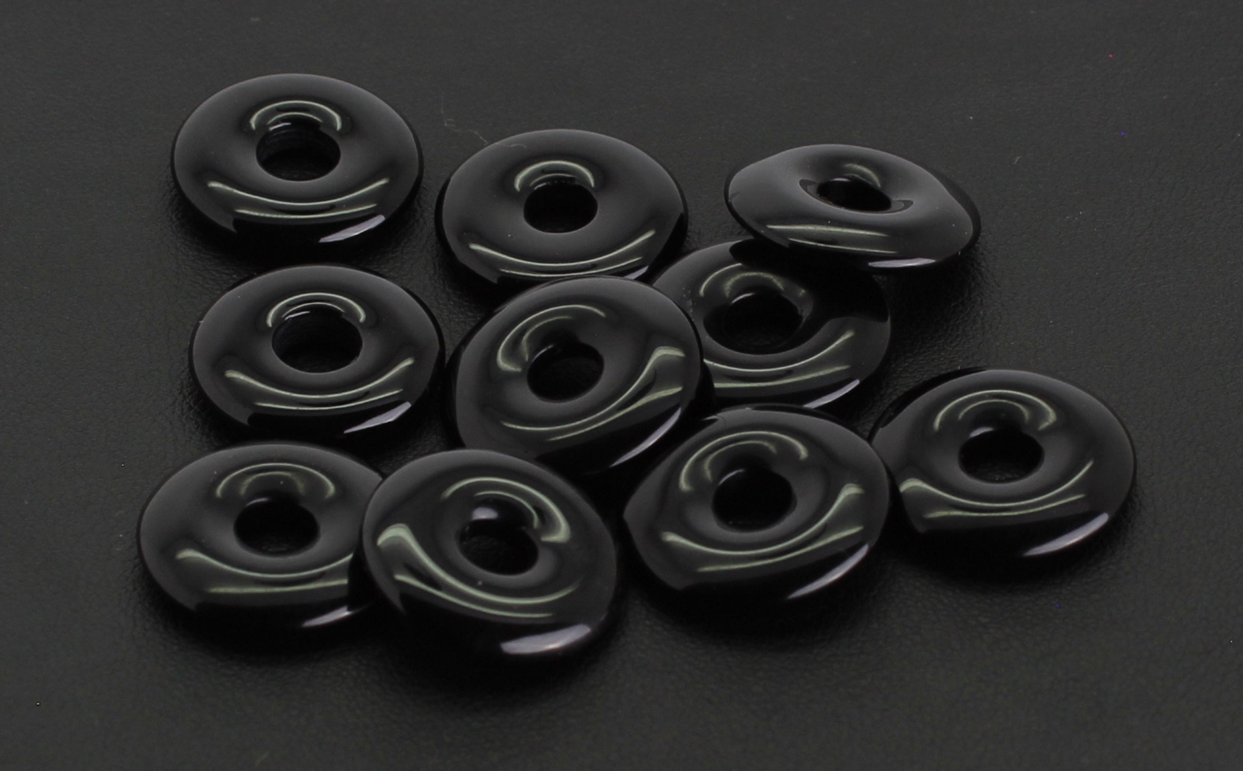 Halskettenanhänger Kettenschmuck Trommelstein Trommelsteinanhänger Edelsteindonut Heilsteindonut Donutanhänger Edelstein Heilstein Lochstein Naturstein Rohstein Rohstück Schmuckanhänger Schmuckstein Halsschmuck Glücksstein Schutzstein Onyxstein Onyxschmuck