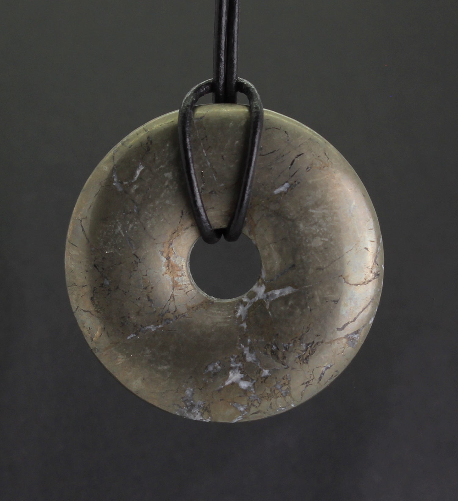 Halskettenanhänger Kettenschmuck Stein Trommelstein Trommelsteinanhänger Edelstein Heilstein Lochstein Schmuck Naturstein Halsschmuck Silberanhänger Schmuckstein Schmuckanhänger Schutzstein Glücksstein Pyritstein Pyritschmuck