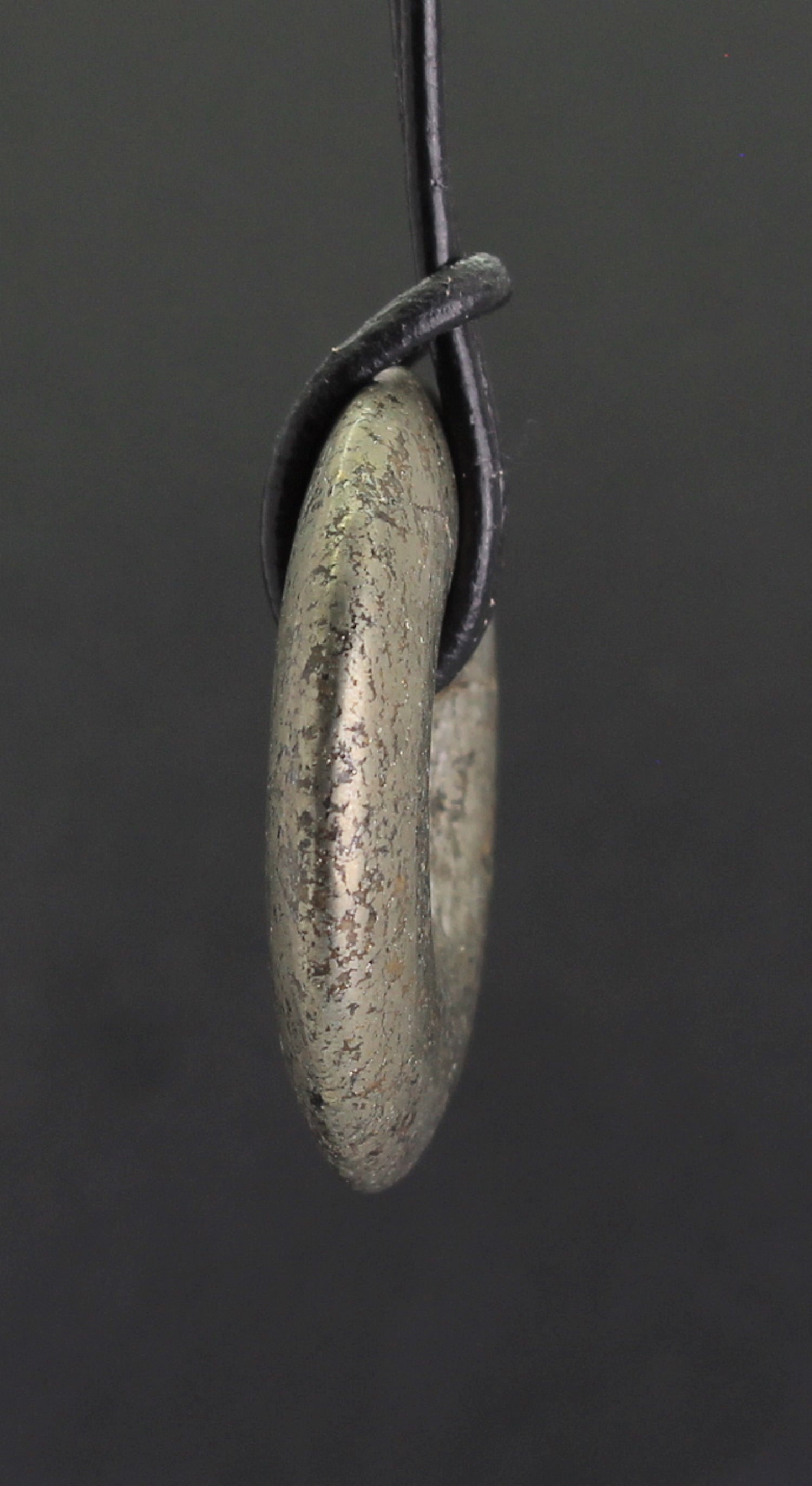 Halskettenanhänger Kettenschmuck Stein Trommelstein Trommelsteinanhänger Edelstein Heilstein Lochstein Schmuck Naturstein Halsschmuck Silberanhänger Schmuckstein Schmuckanhänger Pyritstein Pyritschmuck