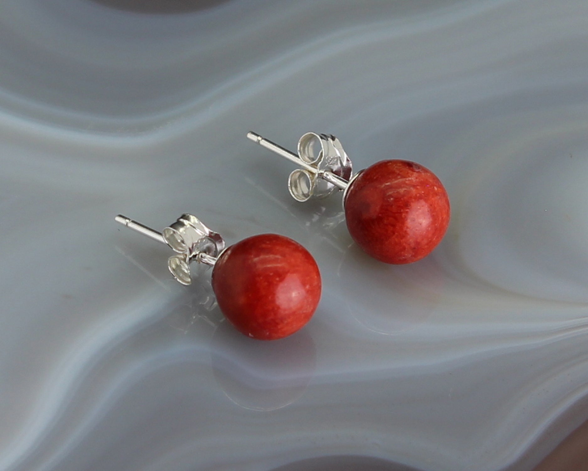 Ohrschmuck Ohrringe Silberohrringe mit Schaumkoralle Koralle Stein Trommelstein Anhänger Trommelsteinanhänger Silberschmuck roter Korallenschmuck Korallenstein rote Koralle Schaumkoralle als Ohrstecker Silberohrstecker