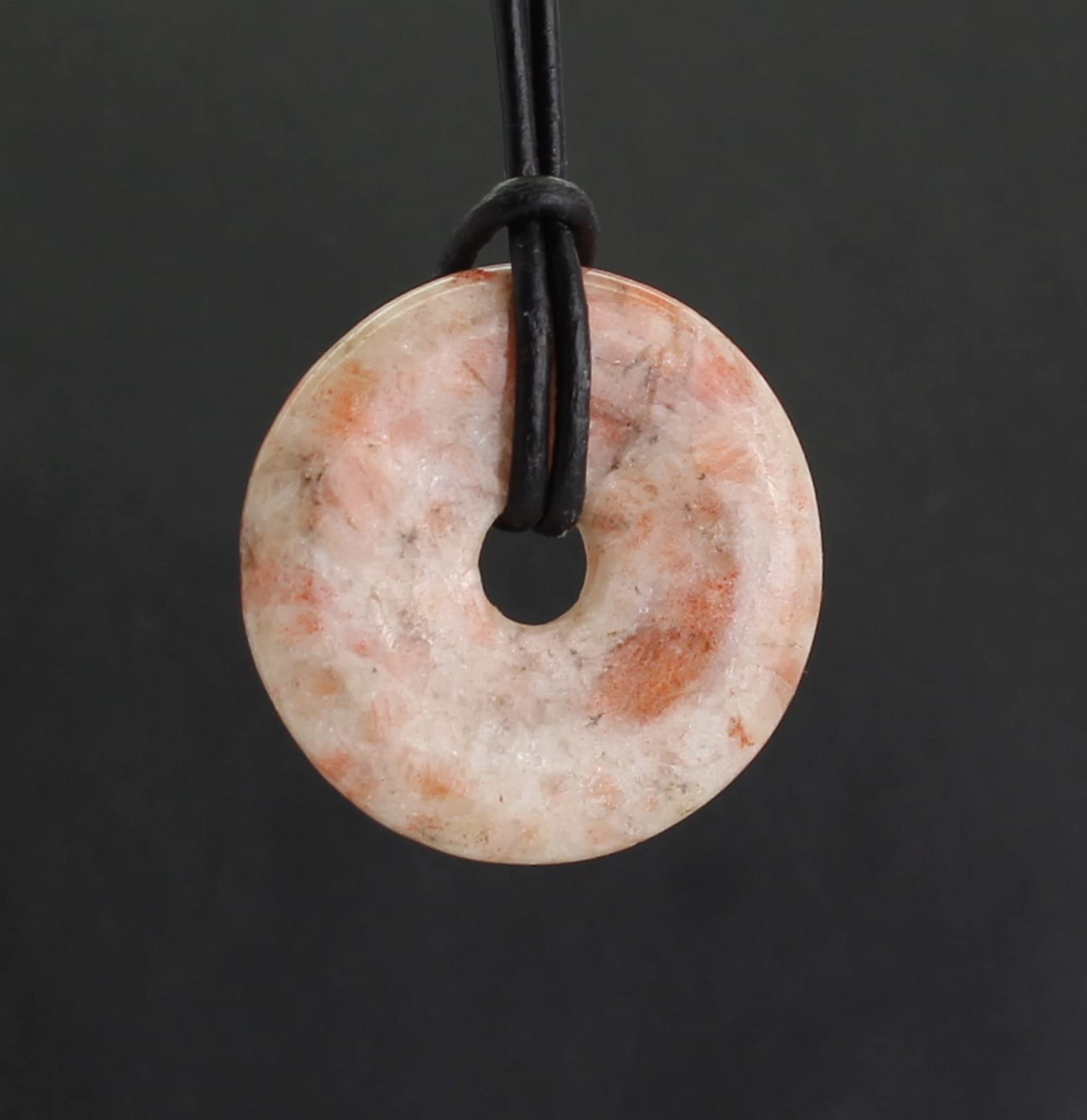 Sonnenstein Halskettenanhänger Kettenschmuck Trommelstein Trommelsteinanhänger Edelsteindonut Heilsteindonut Donutanhänger Edelstein Heilstein Lochstein Naturstein Rohstein Rohstück Schmuckanhänger Schmuckstein Halsschmuck Glücksstein Schutzstein