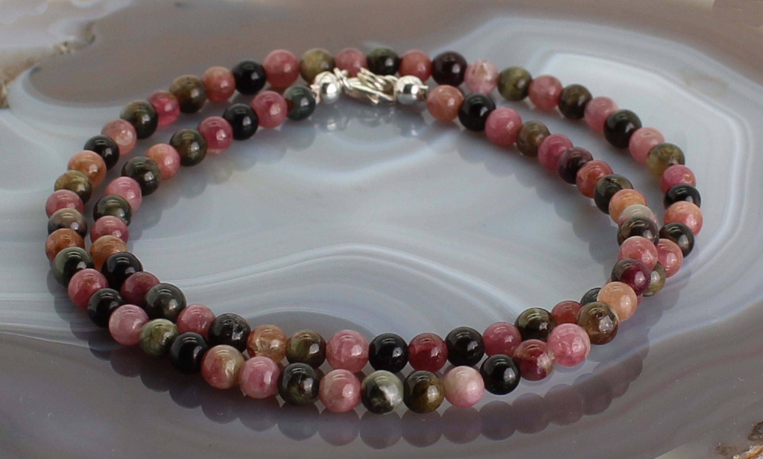 rosa grüner blauer Turmalin Stein Trommelstein Perlenkette Kugelkette Kette Halskette Buttonkette Collier Halsschmuck Kettenschmuck Edelstein Heilstein Edelsteinkette Heilsteinkette Schmuck Rohstein Rohstück rosa grüne blaue Turmalinkette Turmalinschmuck Turmalinstein