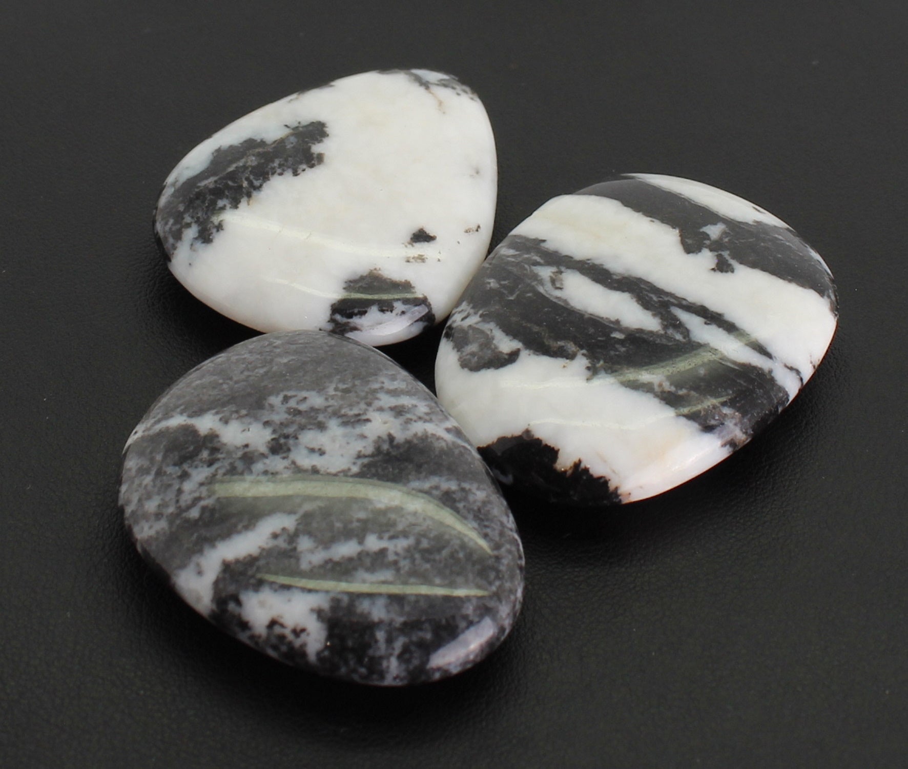 Zebramarmor Zebra-Marmor Zebra Marmor Stein Trommelstein Anhänger Handstein Daumenstein Seifenstein Handschmeichler Taschenstein Schutzstein Massagestein Dekostein Edelstein Heilstein Schmuckstein Rohstein Rohstück Kugel Dekokugel Herz Figur Dekofigur