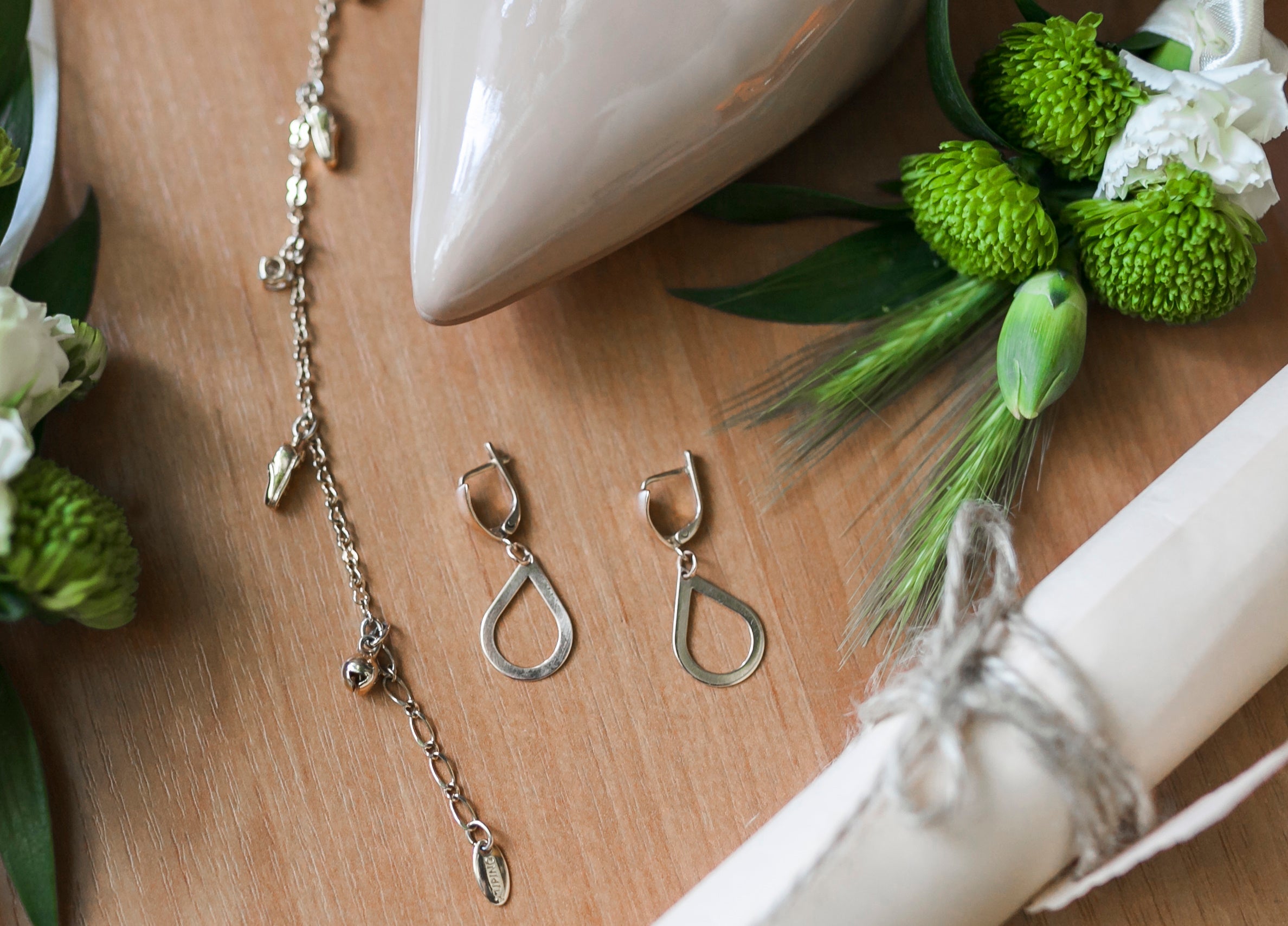 Bild von <a href="https://de.freepik.com/fotos-kostenlos/braut-zubehoer_3408430.htm#page=2&query=schmuck%20silber&position=2&from_view=search&track=ais&uuid=710a093f-962c-4c70-83e2-c6a4a6730275">Freepik</a>
