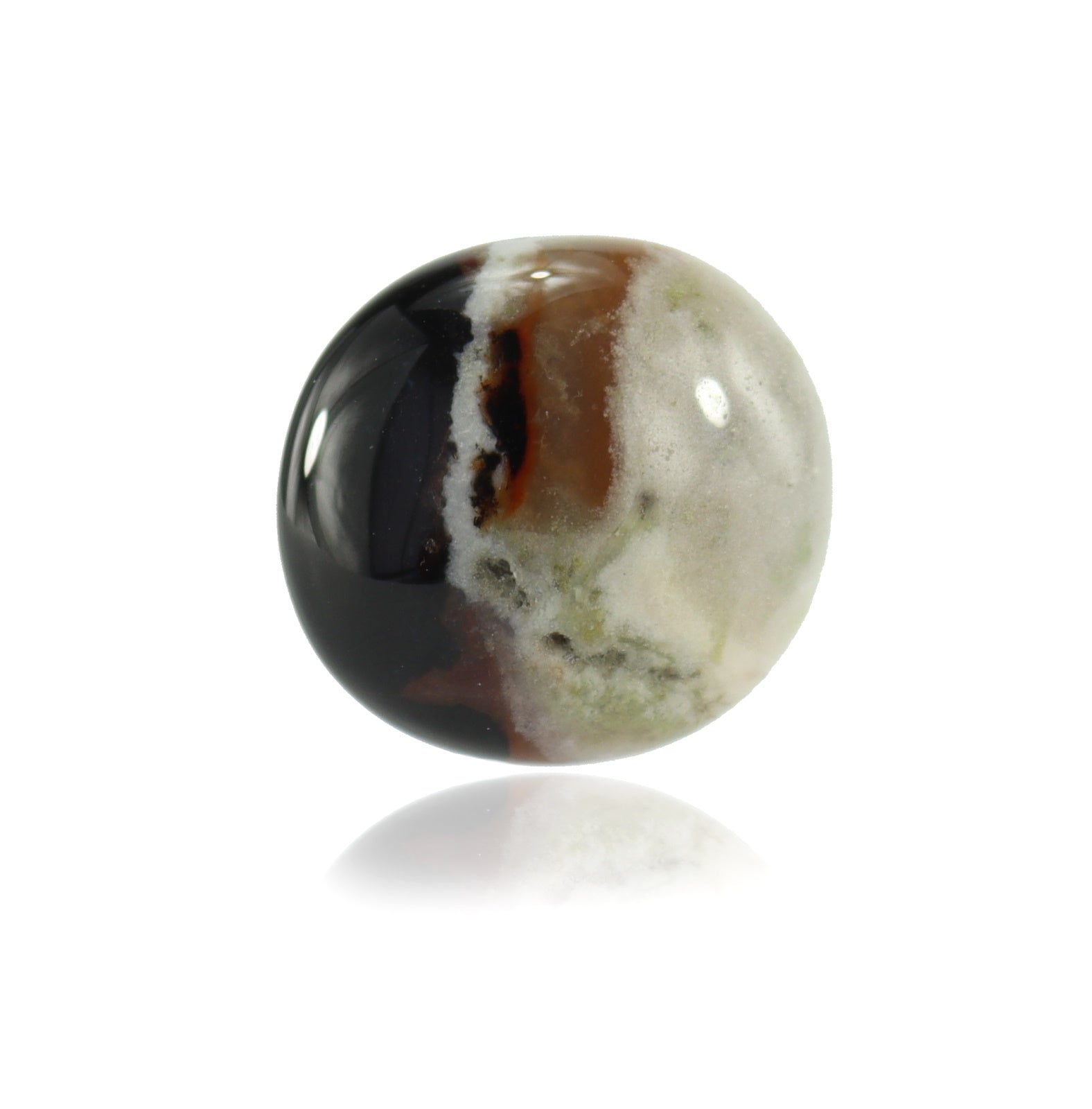 Sardonyx ist ein Edelstein, der durch seine kontrastreiche Schönheit besticht. Dieser Edelstein kombiniert verschiedene Farbtöne, meistens Schichten von Braun, Weiß und Schwarz, die sich in harmonischen Bändern oder Musterungen präsentieren. 