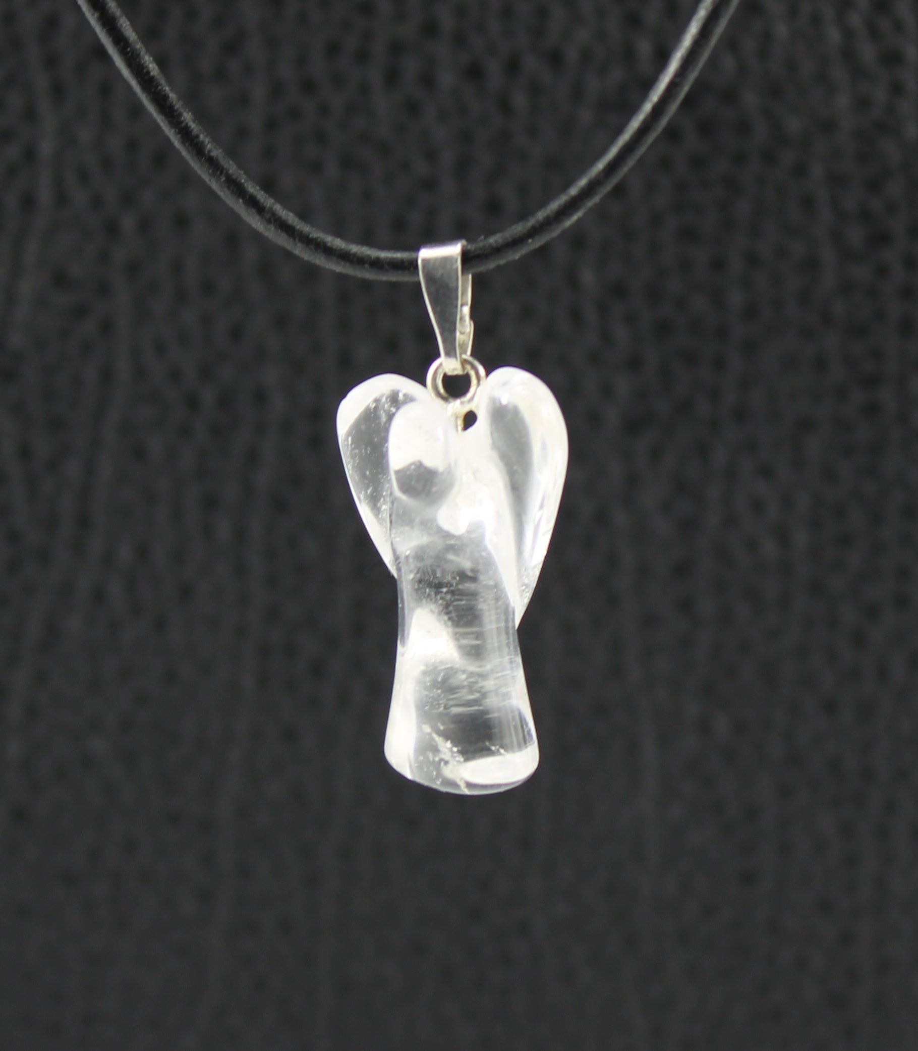 Bergkristall Engel Anhänger Nahaufnahme – ca. 25×15 mm, klarer Naturstein