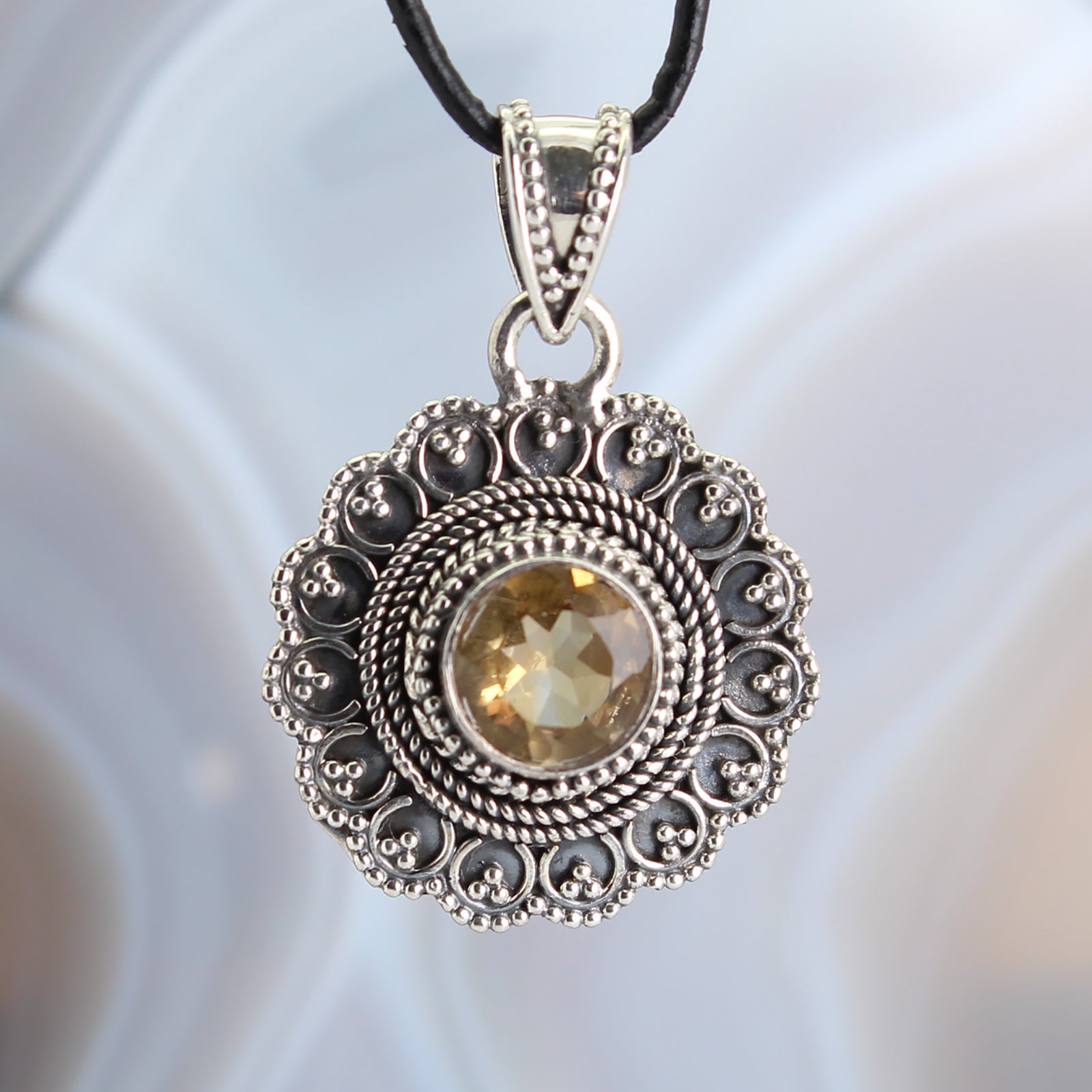 Citrin Anhänger Kettenanhänger 925er Silber Schmuck Halskettenanhänger Kettenschmuck Stein Trommelstein Anhänger Schmuckstein Heilstein Schmuckanhänger Edelstein Silberanhänger Silberschmuck Halsschmuck Schutzstein Glücksstein Spitze Kristall Naturstein Rohstein Rohstück Lochstein