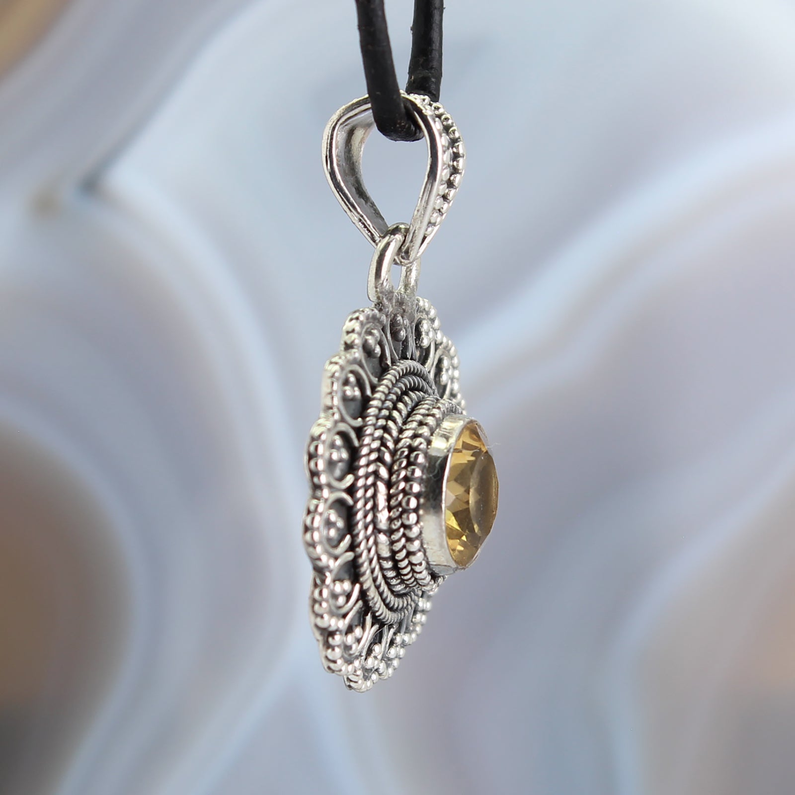 Citrin Anhänger Kettenanhänger 925er Silber Schmuck Halskettenanhänger Kettenschmuck Stein Trommelstein Anhänger Schmuckstein Heilstein Schmuckanhänger Edelstein Silberanhänger Silberschmuck Halsschmuck Schutzstein Glücksstein Spitze Kristall Naturstein Rohstein Rohstück Lochstein