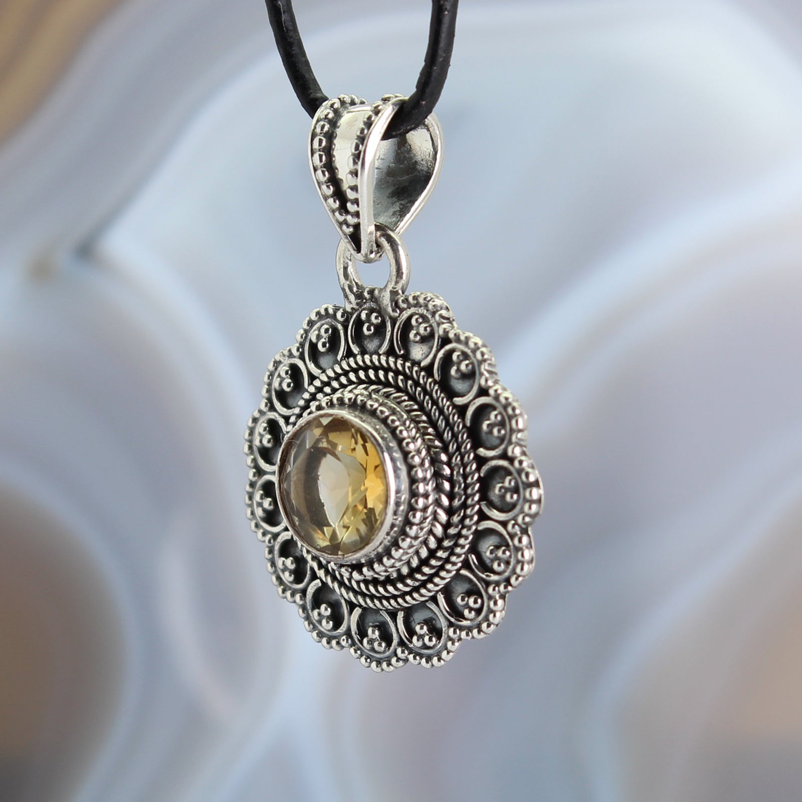 Citrin Anhänger Kettenanhänger 925er Silber Schmuck Halskettenanhänger Kettenschmuck Stein Trommelstein Anhänger Schmuckstein Heilstein Schmuckanhänger Edelstein Silberanhänger Silberschmuck Halsschmuck Schutzstein Glücksstein Spitze Kristall Naturstein Rohstein Rohstück Lochstein
