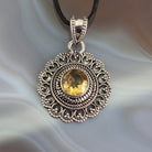 Citrin Anhänger Kettenanhänger 925er Silber Schmuck Halskettenanhänger Kettenschmuck Stein Trommelstein Anhänger Schmuckstein Heilstein Schmuckanhänger Edelstein Silberanhänger Silberschmuck Halsschmuck Schutzstein Glücksstein Spitze Kristall Naturstein Rohstein Rohstück Lochstein