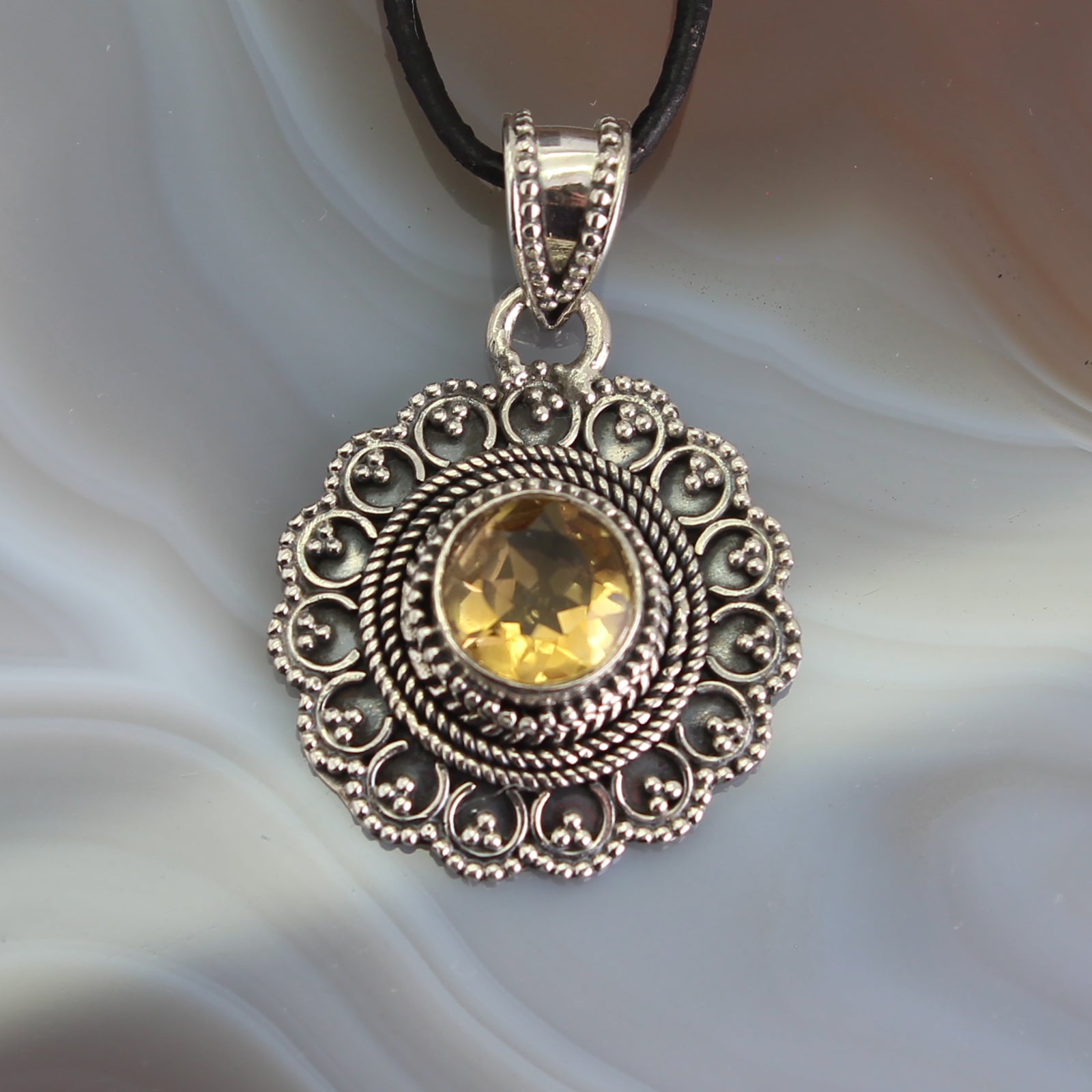 Citrin Anhänger Kettenanhänger 925er Silber Schmuck Halskettenanhänger Kettenschmuck Stein Trommelstein Anhänger Schmuckstein Heilstein Schmuckanhänger Edelstein Silberanhänger Silberschmuck Halsschmuck Schutzstein Glücksstein Spitze Kristall Naturstein Rohstein Rohstück Lochstein