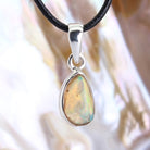 Edelopal Anhänger Kettenanhänger 925er Silber Schmuck Halskettenanhänger Kettenschmuck Stein Trommelstein Rohstein Rohstück Edelstein Heilstein Lochstein Schmuck Naturstein Halsschmuck Silberschmuck Dekostein Dekostück Collier Halskette Schmuckstein Schmuckanhänger Glücksstein Schutzstein Opalstein Opalschmuck