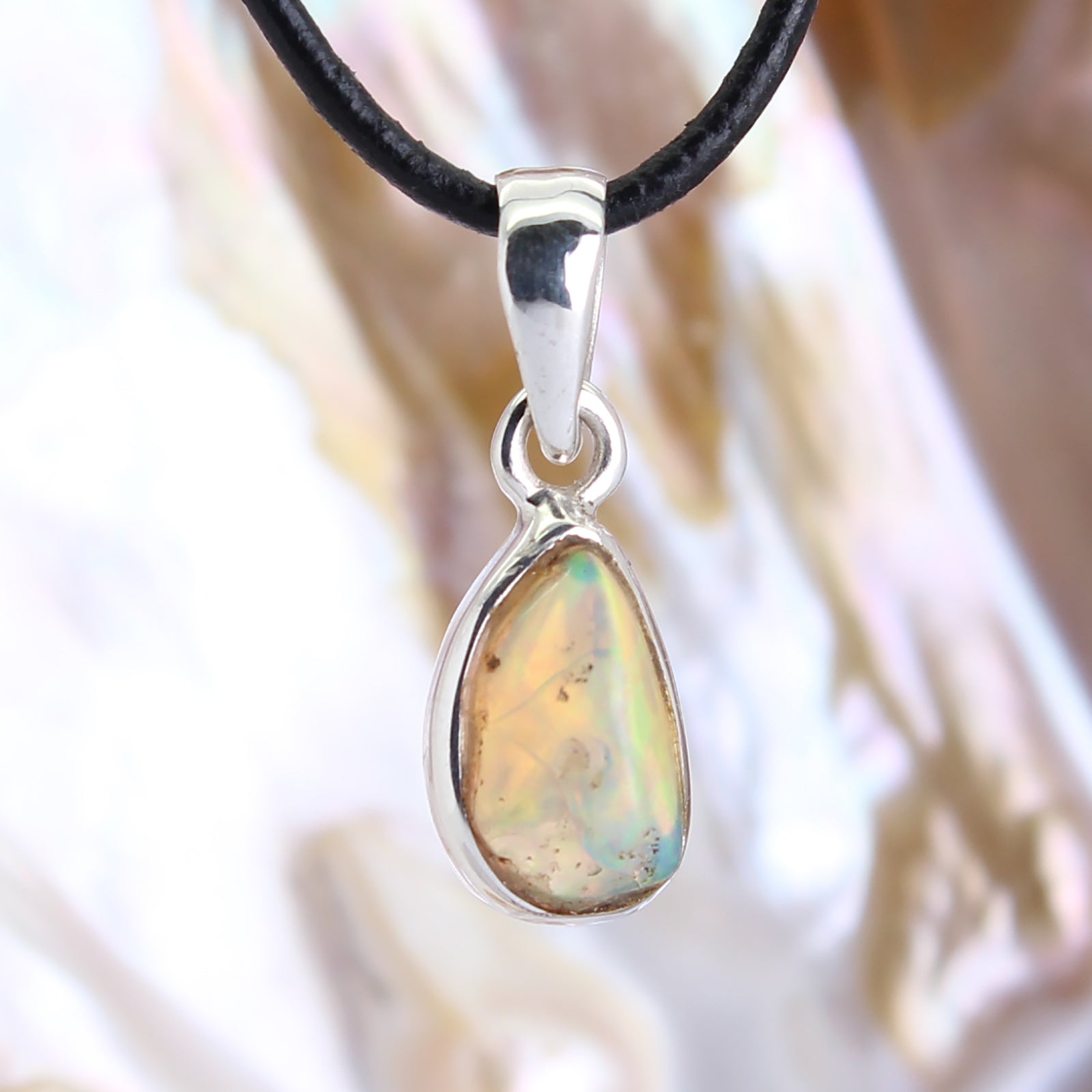 Edelopal Anhänger Kettenanhänger 925er Silber Schmuck Halskettenanhänger Kettenschmuck Stein Trommelstein Rohstein Rohstück Edelstein Heilstein Lochstein Schmuck Naturstein Halsschmuck Silberschmuck Dekostein Dekostück Collier Halskette Schmuckstein Schmuckanhänger Glücksstein Schutzstein Opalstein Opalschmuck