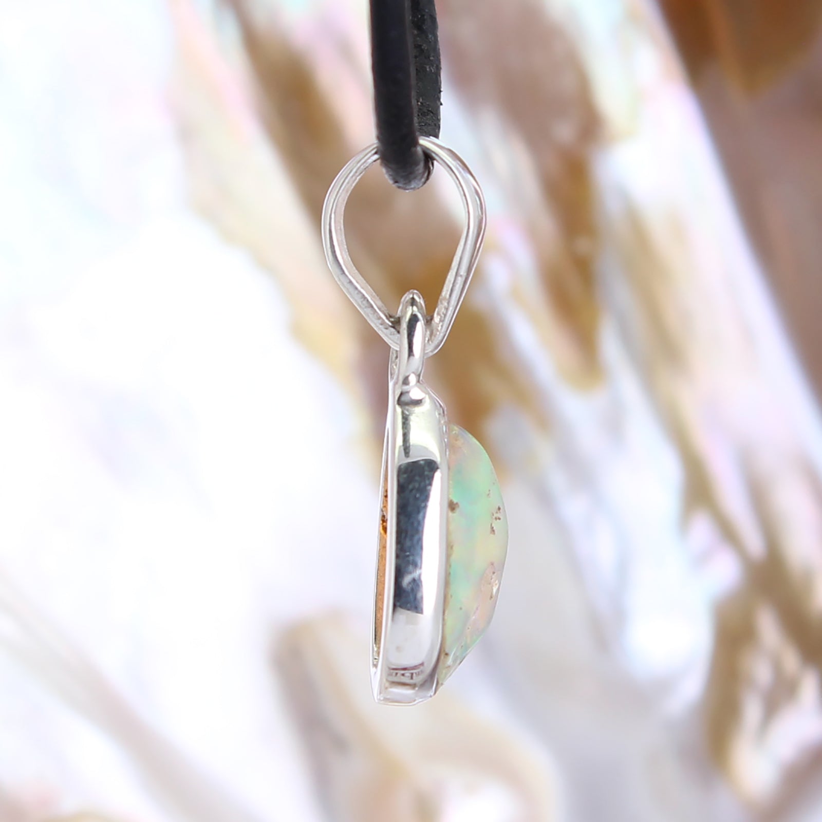 Edelopal Anhänger Kettenanhänger 925er Silber Schmuck Halskettenanhänger Kettenschmuck Stein Trommelstein Rohstein Rohstück Edelstein Heilstein Lochstein Schmuck Naturstein Halsschmuck Silberschmuck Dekostein Dekostück Collier Halskette Schmuckstein Schmuckanhänger Glücksstein Schutzstein Opalstein Opalschmuck