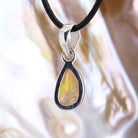 Edelopal Anhänger Kettenanhänger 925er Silber Schmuck Halskettenanhänger Kettenschmuck Stein Trommelstein Rohstein Rohstück Edelstein Heilstein Lochstein Schmuck Naturstein Halsschmuck Silberschmuck Dekostein Dekostück Collier Halskette Schmuckstein Schmuckanhänger Glücksstein Schutzstein Opalstein Opalschmuck