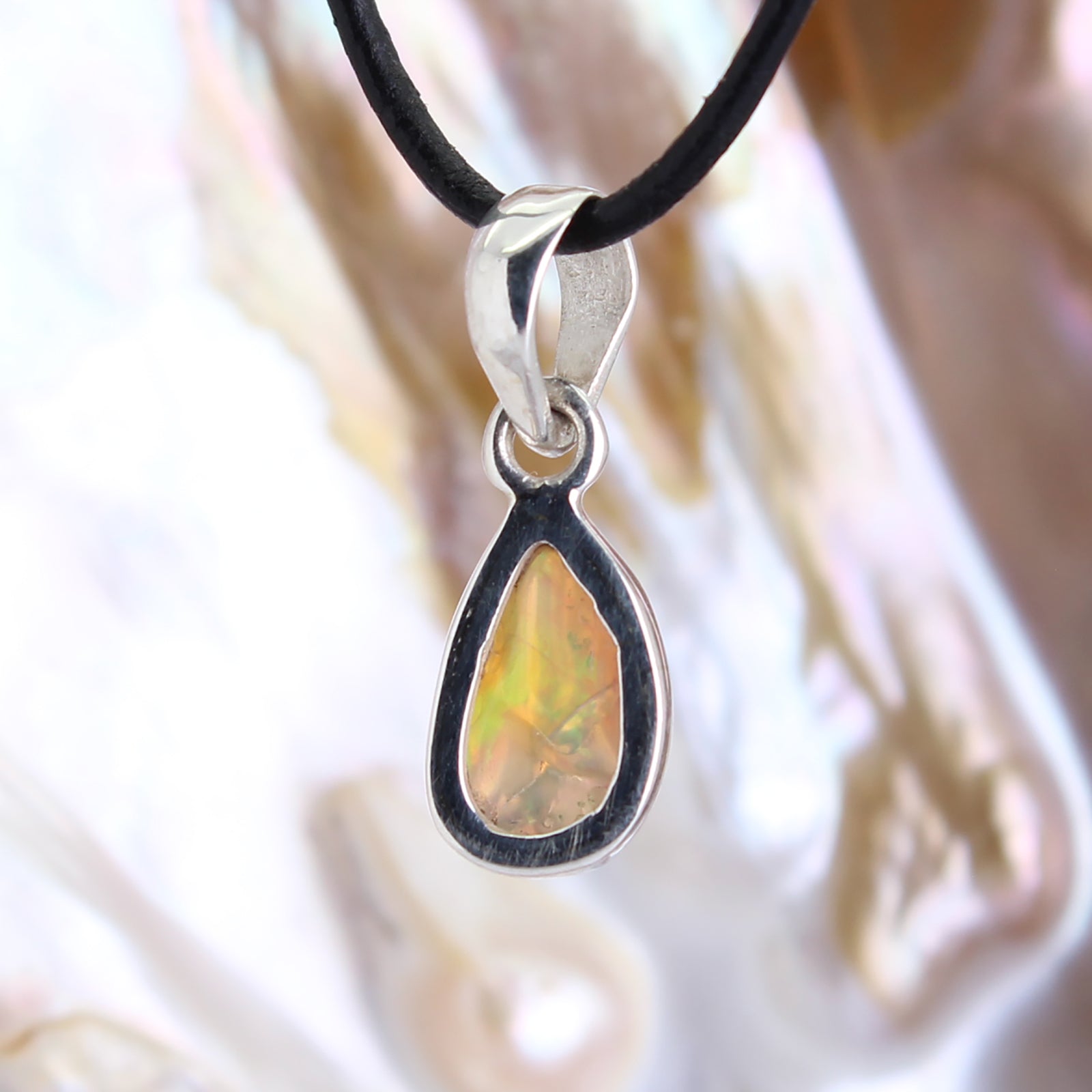 Edelopal Anhänger Kettenanhänger 925er Silber Schmuck Halskettenanhänger Kettenschmuck Stein Trommelstein Rohstein Rohstück Edelstein Heilstein Lochstein Schmuck Naturstein Halsschmuck Silberschmuck Dekostein Dekostück Collier Halskette Schmuckstein Schmuckanhänger Glücksstein Schutzstein Opalstein Opalschmuck