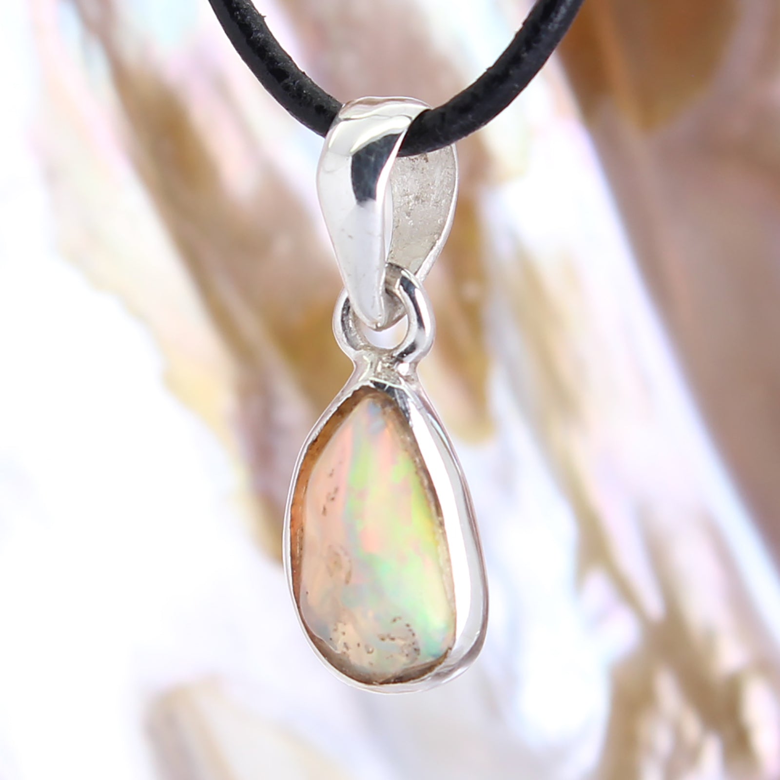 Edelopal Anhänger Kettenanhänger 925er Silber Schmuck Halskettenanhänger Kettenschmuck Stein Trommelstein Rohstein Rohstück Edelstein Heilstein Lochstein Schmuck Naturstein Halsschmuck Silberschmuck Dekostein Dekostück Collier Halskette Schmuckstein Schmuckanhänger Glücksstein Schutzstein Opalstein Opalschmuck
