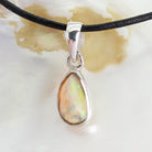 Edelopal Anhänger Kettenanhänger 925er Silber Schmuck Halskettenanhänger Kettenschmuck Stein Trommelstein Rohstein Rohstück Edelstein Heilstein Lochstein Schmuck Naturstein Halsschmuck Silberschmuck Dekostein Dekostück Collier Halskette Schmuckstein Schmuckanhänger Glücksstein Schutzstein Opalstein Opalschmuck