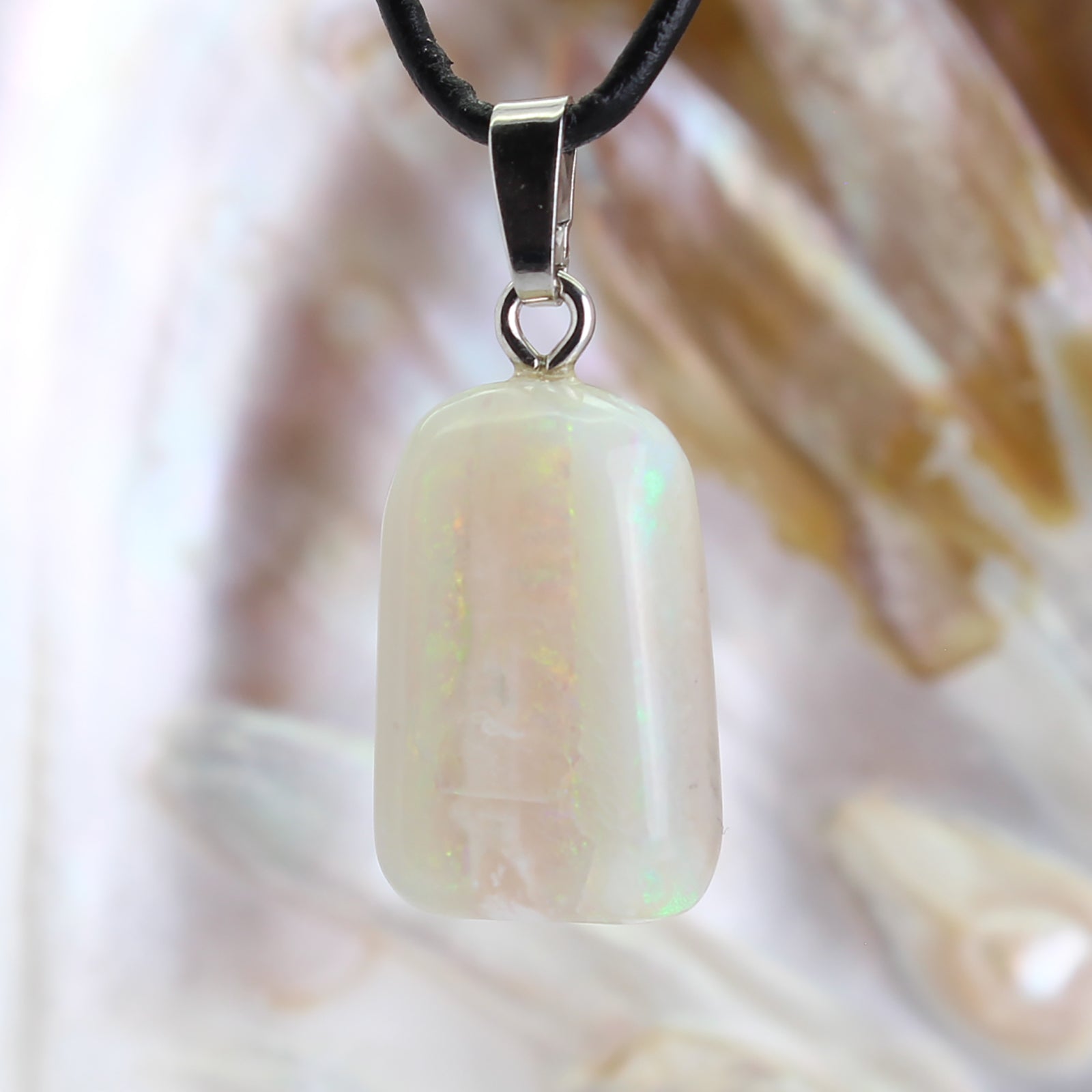 Edelopal Trommelstein Anhänger Kettenanhänger 925 Silber Öse Halskettenanhänger Kettenschmuck Kristall Rohkristall Stein Silberanhänger Silberschmuck Edelsteinanhänger Edelstein Heilstein Schmuckanhänger Halsschmuck Rohstein Rohstück Schmuckstein Schmuck Schutzstein Glücksstein