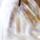 Edelopal Trommelstein Anhänger Kettenanhänger 925 Silber Öse Halskettenanhänger Kettenschmuck Kristall Rohkristall Stein Silberanhänger Silberschmuck Edelsteinanhänger Edelstein Heilstein Schmuckanhänger Halsschmuck Rohstein Rohstück Schmuckstein Schmuck Schutzstein Glücksstein