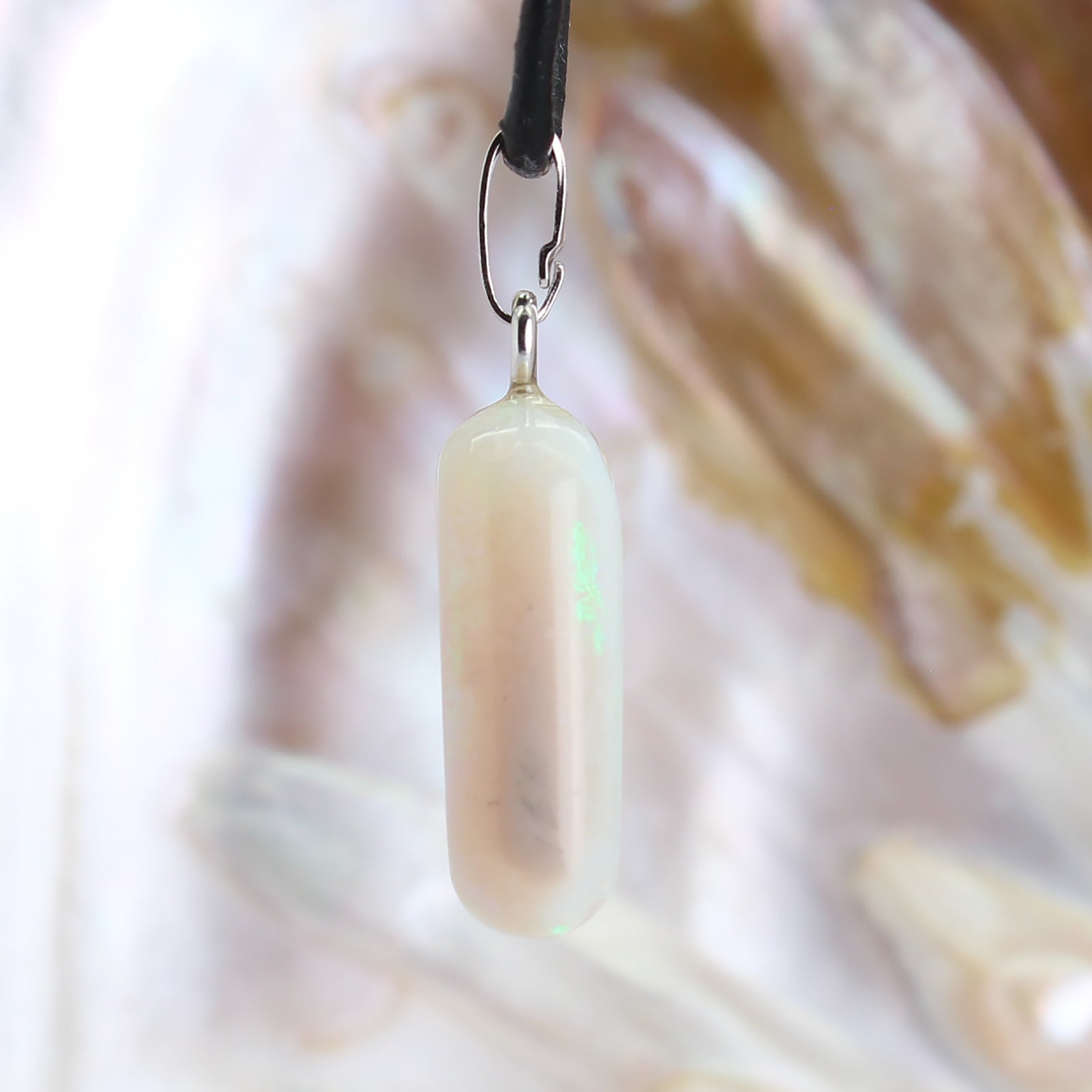 Edelopal Trommelstein Anhänger Kettenanhänger 925 Silber Öse Halskettenanhänger Kettenschmuck Kristall Rohkristall Stein Silberanhänger Silberschmuck Edelsteinanhänger Edelstein Heilstein Schmuckanhänger Halsschmuck Rohstein Rohstück Schmuckstein Schmuck Schutzstein Glücksstein