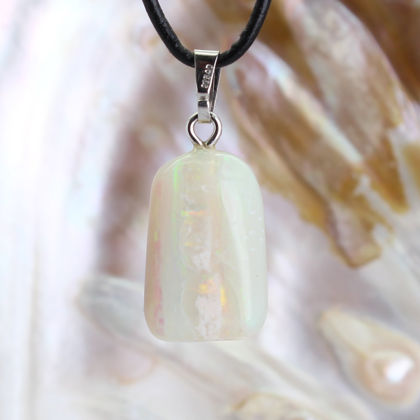 Edelopal Trommelstein Anhänger Kettenanhänger 925 Silber Öse Halskettenanhänger Kettenschmuck Kristall Rohkristall Stein Silberanhänger Silberschmuck Edelsteinanhänger Edelstein Heilstein Schmuckanhänger Halsschmuck Rohstein Rohstück Schmuckstein Schmuck Schutzstein Glücksstein