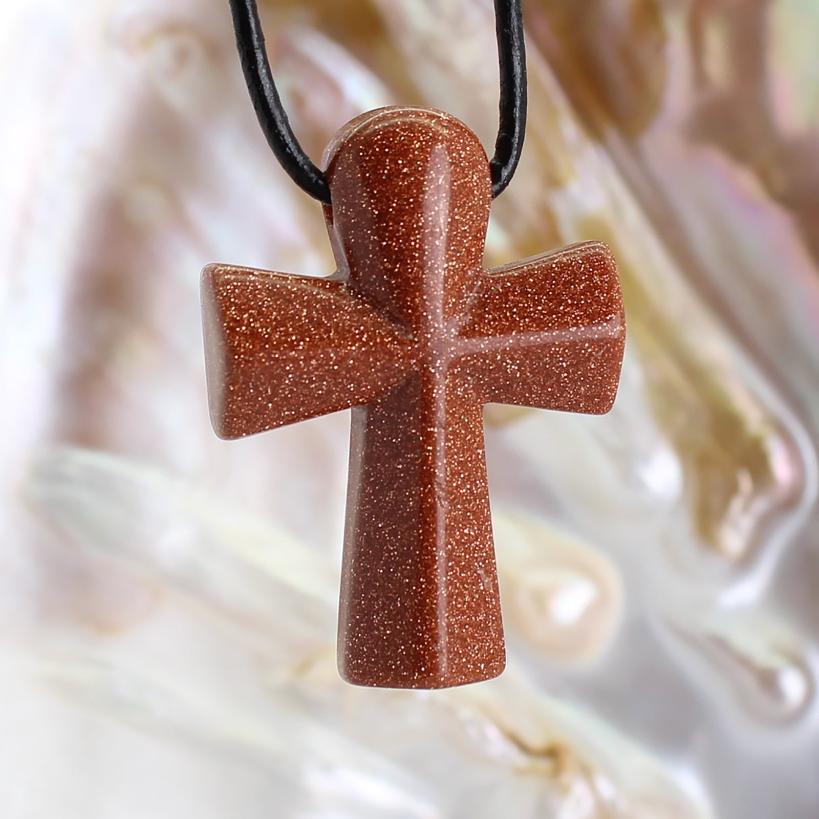 Goldfluss Anhänger Ankh Kreuz Seefahrerkreuz mit Lederband Halskettenanhänger Kettenschmuck Trommelstein Edelsteindonut Heilsteindonut Donutanhänger Edelstein Heilstein Lochstein Naturstein Rohstein Rohstück Schmuckanhänger Schmuckstein Halsschmuck Glücksstein Schutzstein