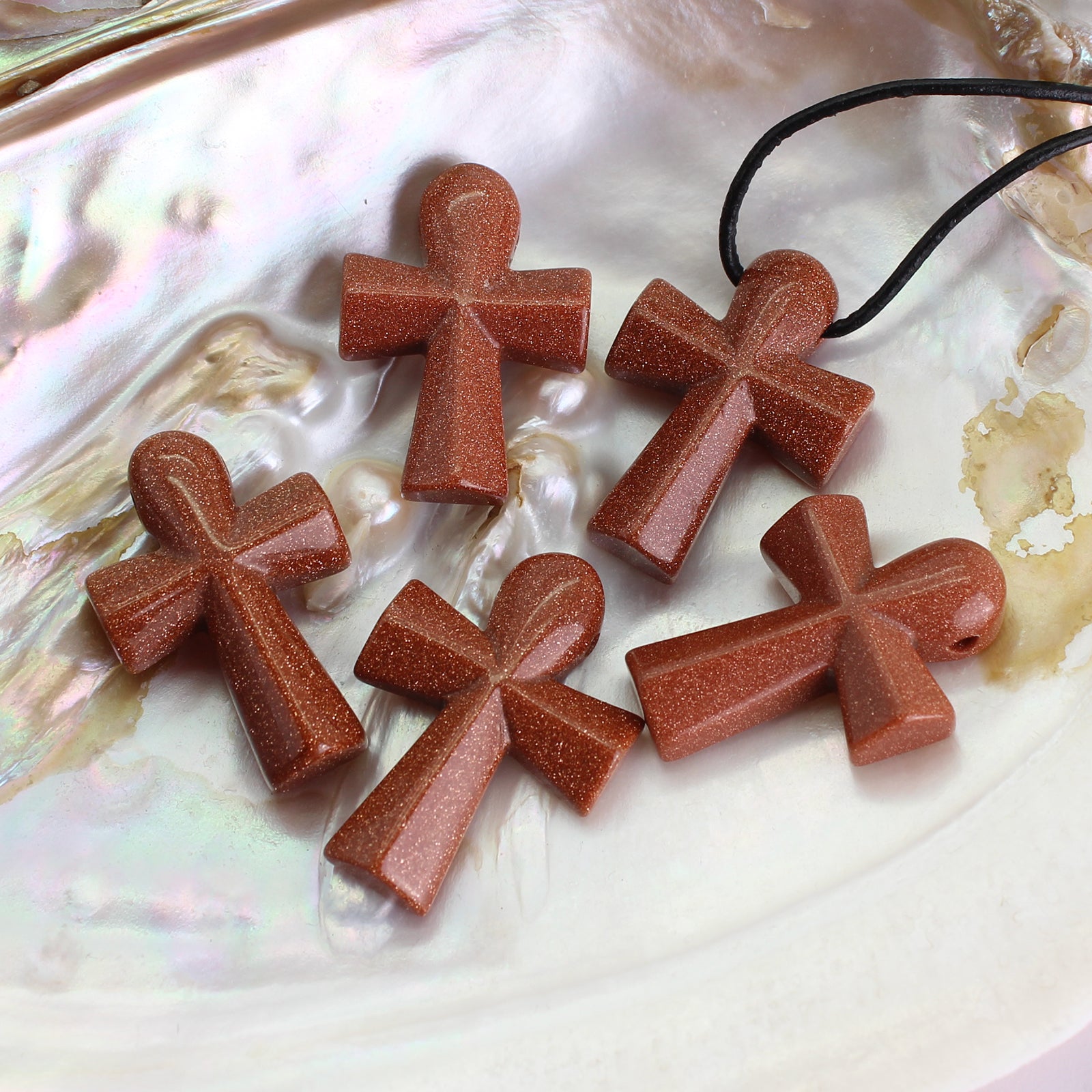 Goldfluss Anhänger Ankh Kreuz Seefahrerkreuz mit Lederband Halskettenanhänger Kettenschmuck Trommelstein Edelsteindonut Heilsteindonut Donutanhänger Edelstein Heilstein Lochstein Naturstein Rohstein Rohstück Schmuckanhänger Schmuckstein Halsschmuck Glücksstein Schutzstein