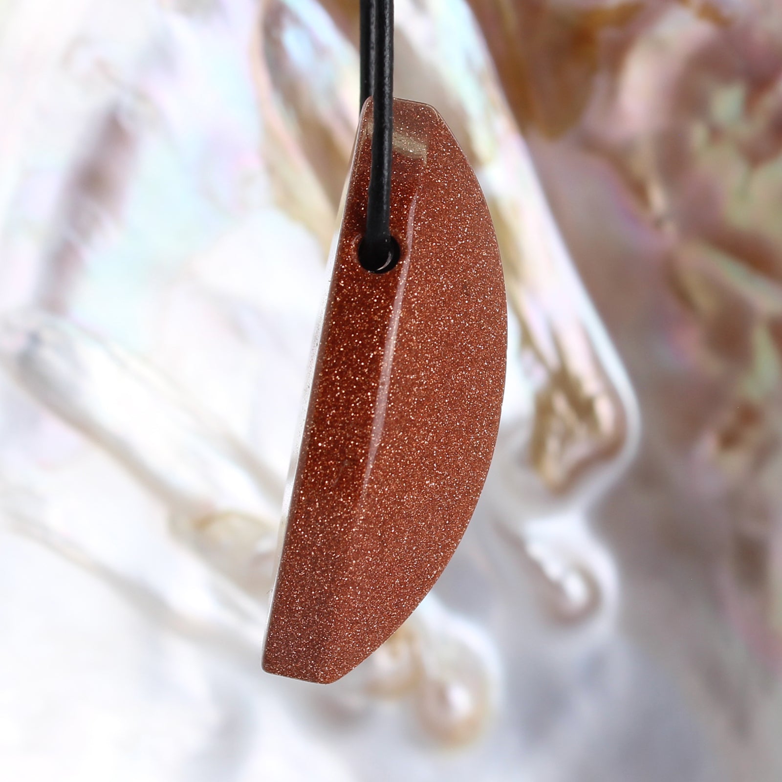 Goldfluss Navette Anhänger Kettenanhänger mit Lederband Halskettenanhänger Kettenschmuck Stein Trommelstein Donut Kette Edelstein Heilstein Lochstein Naturstein Rohstein Rohstück Silber Schmuck Halsschmuck Glücksstein Schutzstein