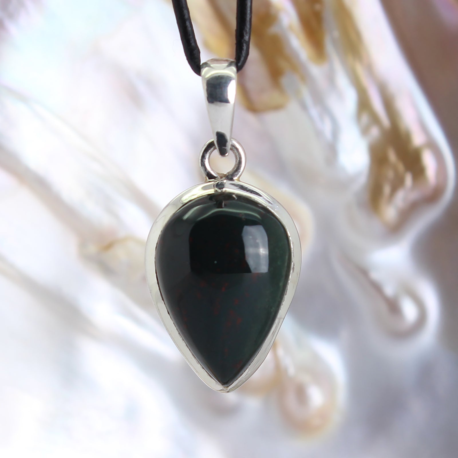 Heliotrop Anhänger Kettenanhänger 925er Silberanhänger Schmuck Halskettenanhänger Kettenschmuck Stein Trommelstein Rohstück Edelstein Heilstein Lochstein Schmuck Naturstein Halsschmuck Silberschmuck Dekostein Dekostück Collier Halskette Schmuckstein Schmuckanhänger Schutzstein Glücksstein Blutjaspis Hildegardjaspis