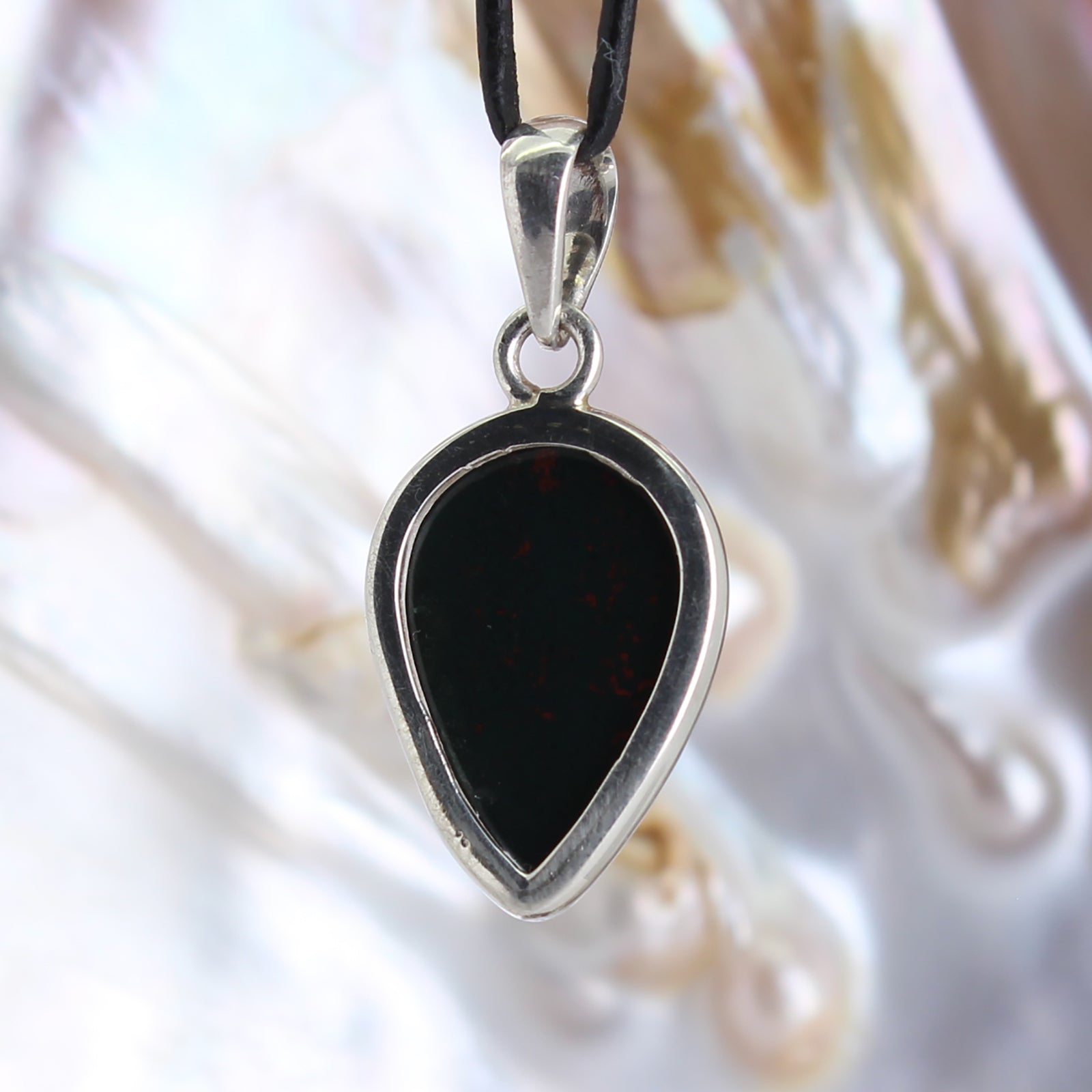 Heliotrop Anhänger Kettenanhänger 925er Silberanhänger Schmuck Halskettenanhänger Kettenschmuck Stein Trommelstein Rohstück Edelstein Heilstein Lochstein Schmuck Naturstein Halsschmuck Silberschmuck Dekostein Dekostück Collier Halskette Schmuckstein Schmuckanhänger Schutzstein Glücksstein Blutjaspis Hildegardjaspis
