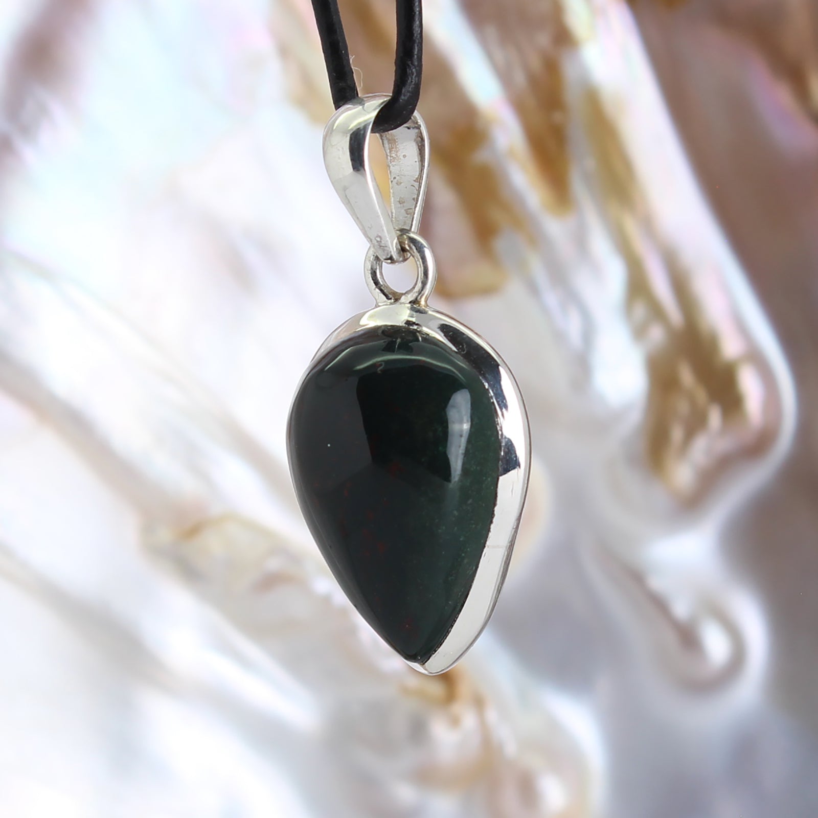 Heliotrop Anhänger Kettenanhänger 925er Silberanhänger Schmuck Halskettenanhänger Kettenschmuck Stein Trommelstein Rohstück Edelstein Heilstein Lochstein Schmuck Naturstein Halsschmuck Silberschmuck Dekostein Dekostück Collier Halskette Schmuckstein Schmuckanhänger Schutzstein Glücksstein Blutjaspis Hildegardjaspis