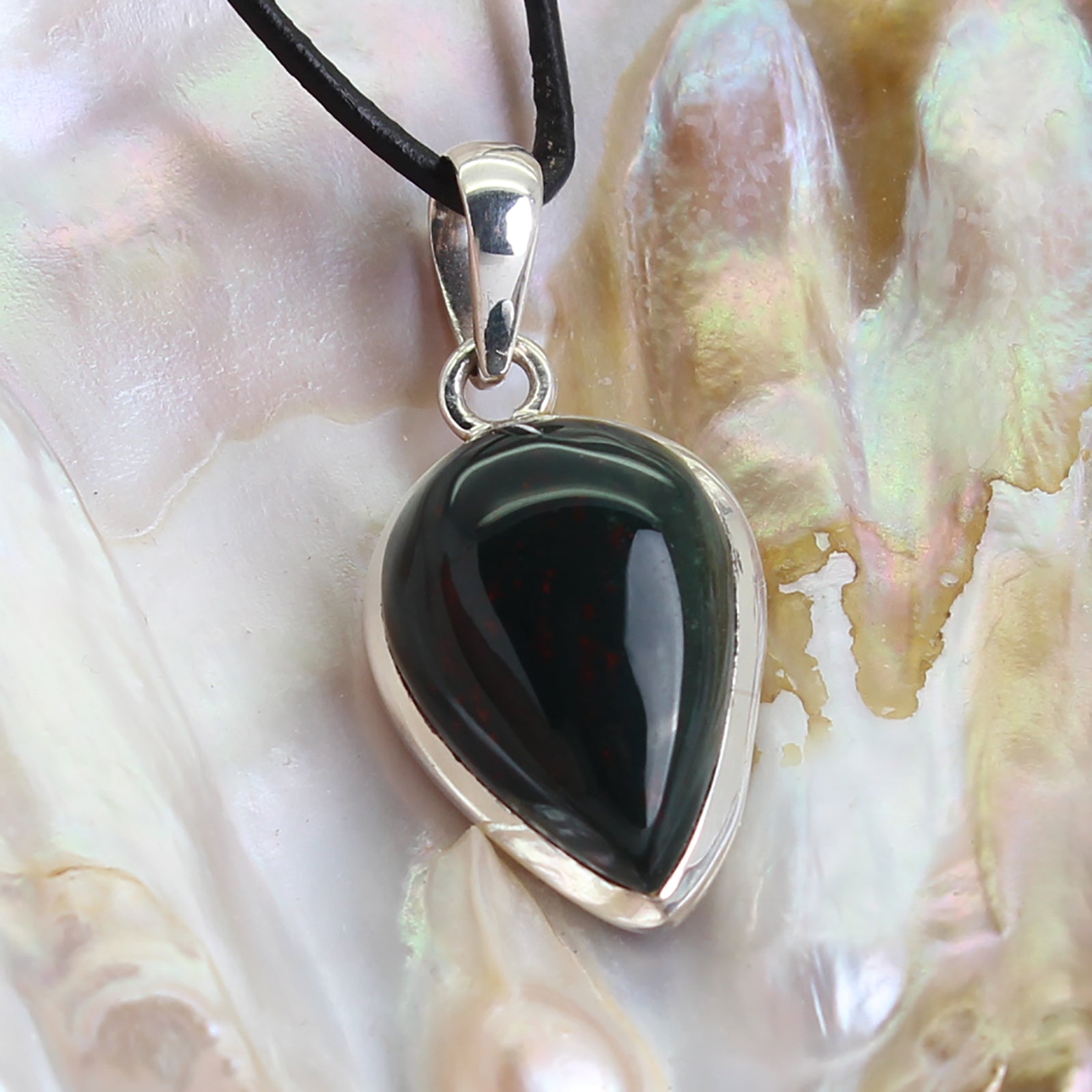 Heliotrop Anhänger Kettenanhänger 925er Silberanhänger Schmuck Halskettenanhänger Kettenschmuck Stein Trommelstein Rohstück Edelstein Heilstein Lochstein Schmuck Naturstein Halsschmuck Silberschmuck Dekostein Dekostück Collier Halskette Schmuckstein Schmuckanhänger Schutzstein Glücksstein Blutjaspis Hildegardjaspis