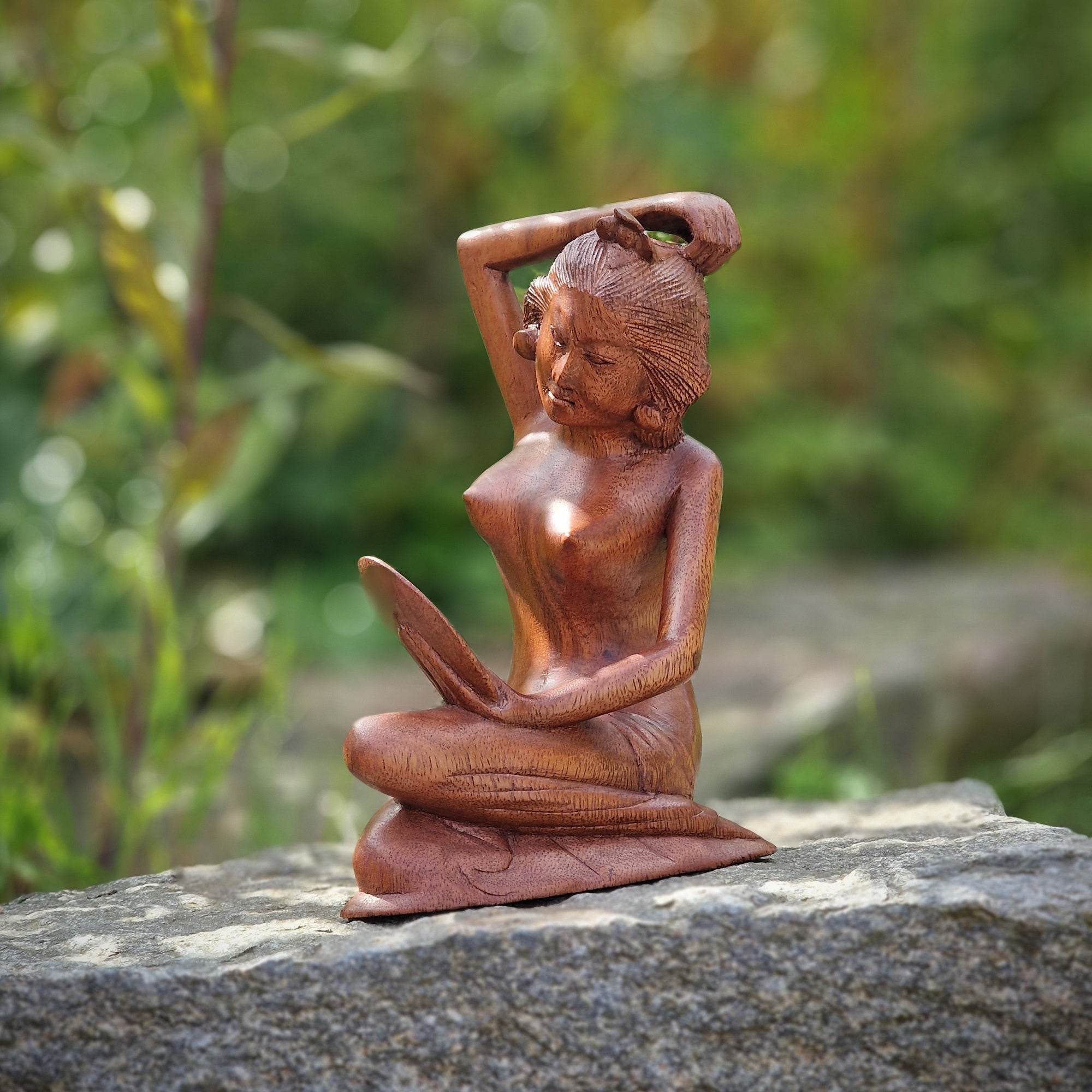 Holzskulptur Frau mit Spiegel 20 x 15 cm Holzfigur Kunsthandwerk aus Bali