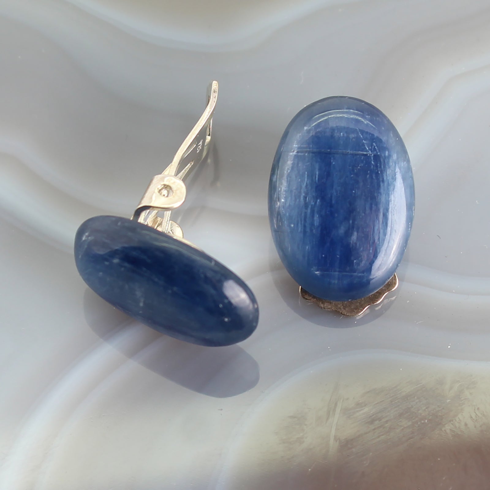 Kyanit Edelstein Ohrclips 925er Silber Ohrringe Ohrschmuck Stein Trommelstein Anhänger Ohrstecker Stecker Heilstein Rohstein Rohstück Schmuckstein Glücksstein Schutzstein Kette Cabochon Hänger Perlen