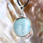 Larimar Anhänger Kettenanhänger 925 Silber Schmuck Halskettenanhänger Kettenschmuck Stein Trommelstein Rohstein Rohstück Edelstein Heilstein Lochstein Schmuck Naturstein Halsschmuck Silberschmuck Dekostein Dekostück Collier Halskette Schmuckstein Schmuckanhänger Glücksstein Schutzstein