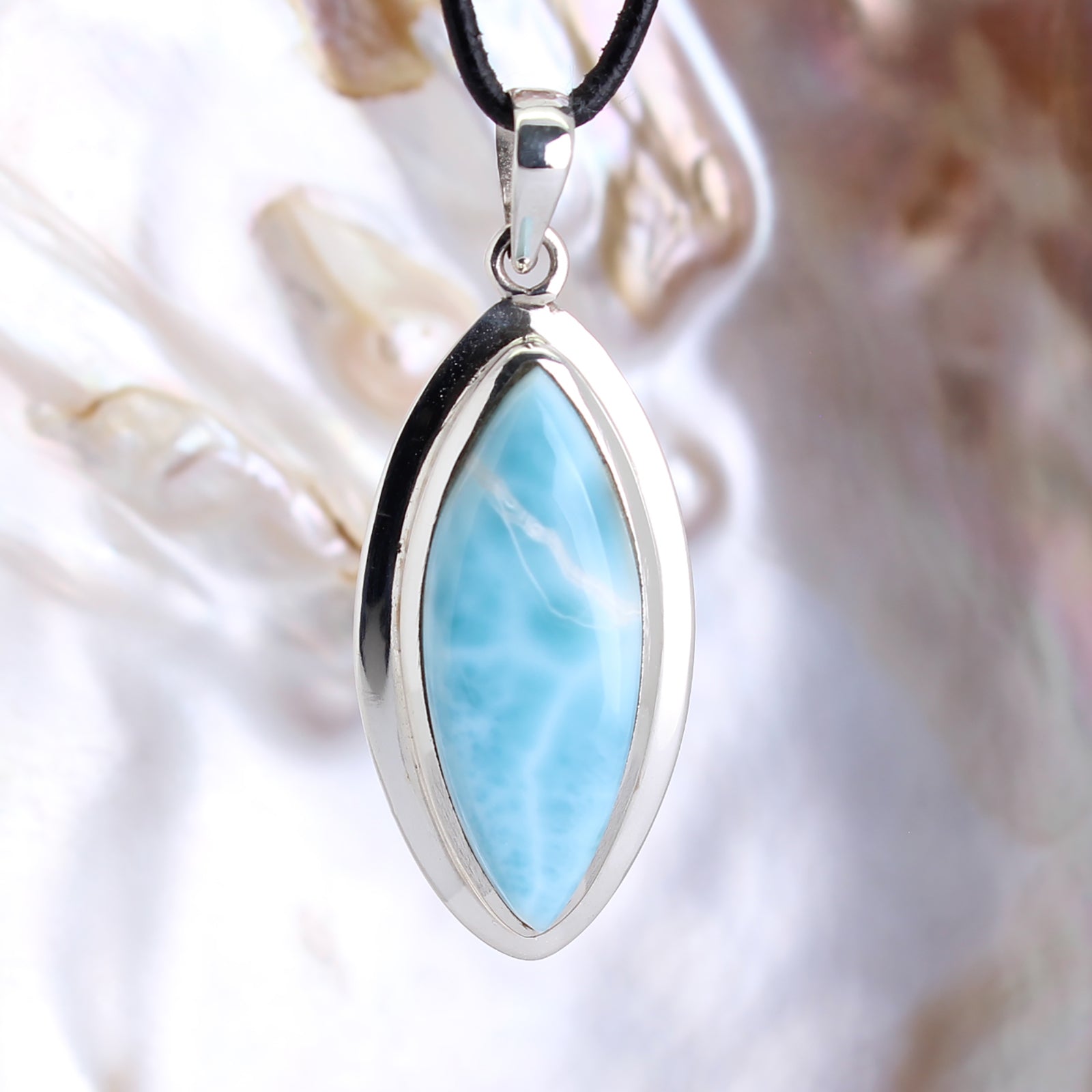 Larimar Anhänger Kettenanhänger 925 Silber Schmuck Halskettenanhänger Kettenschmuck Stein Trommelstein Rohstein Rohstück Edelstein Heilstein Lochstein Schmuck Naturstein Halsschmuck Silberschmuck Dekostein Dekostück Collier Halskette Schmuckstein Schmuckanhänger Glücksstein Schutzstein