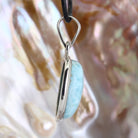 Larimar Anhänger Kettenanhänger 925 Silber Schmuck Halskettenanhänger Kettenschmuck Stein Trommelstein Rohstein Rohstück Edelstein Heilstein Lochstein Schmuck Naturstein Halsschmuck Silberschmuck Dekostein Dekostück Collier Halskette Schmuckstein Schmuckanhänger Glücksstein Schutzstein