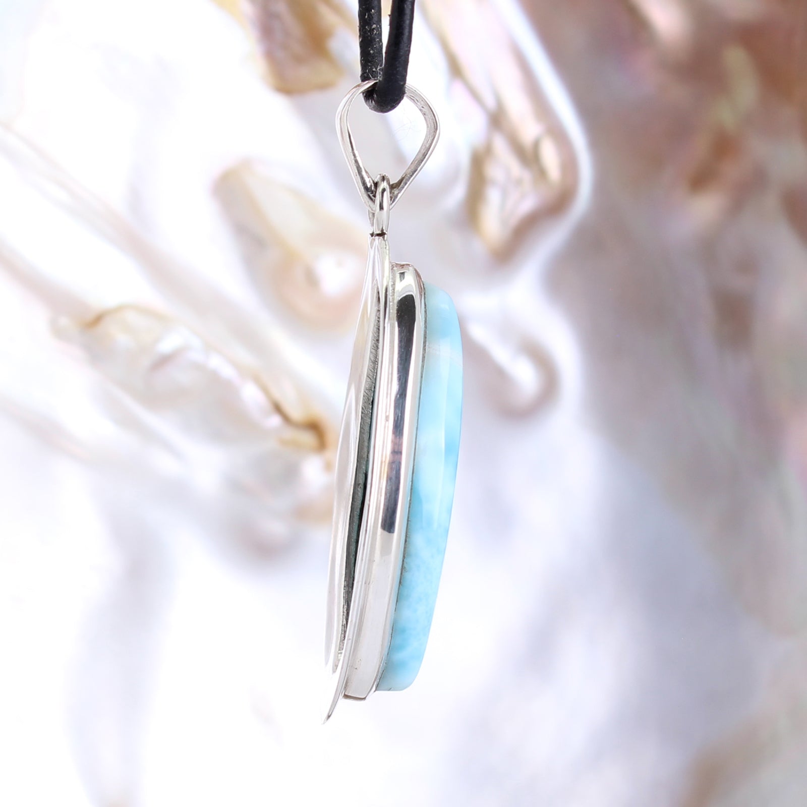 Larimar Anhänger Kettenanhänger 925 Silber Schmuck Halskettenanhänger Kettenschmuck Stein Trommelstein Rohstein Rohstück Edelstein Heilstein Lochstein Schmuck Naturstein Halsschmuck Silberschmuck Dekostein Dekostück Collier Halskette Schmuckstein Schmuckanhänger Glücksstein Schutzstein