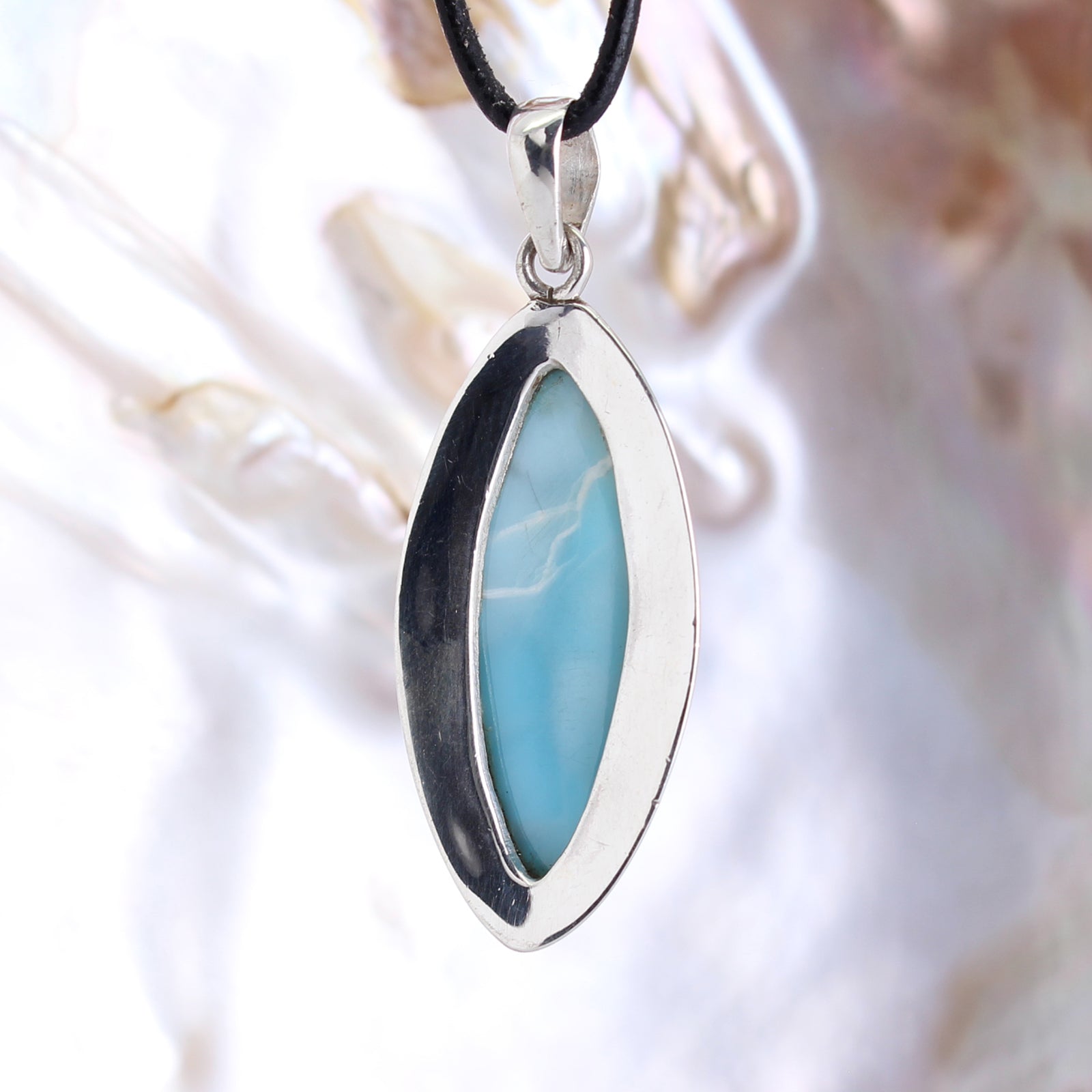 Larimar Anhänger Kettenanhänger 925 Silber Schmuck Halskettenanhänger Kettenschmuck Stein Trommelstein Rohstein Rohstück Edelstein Heilstein Lochstein Schmuck Naturstein Halsschmuck Silberschmuck Dekostein Dekostück Collier Halskette Schmuckstein Schmuckanhänger Glücksstein Schutzstein