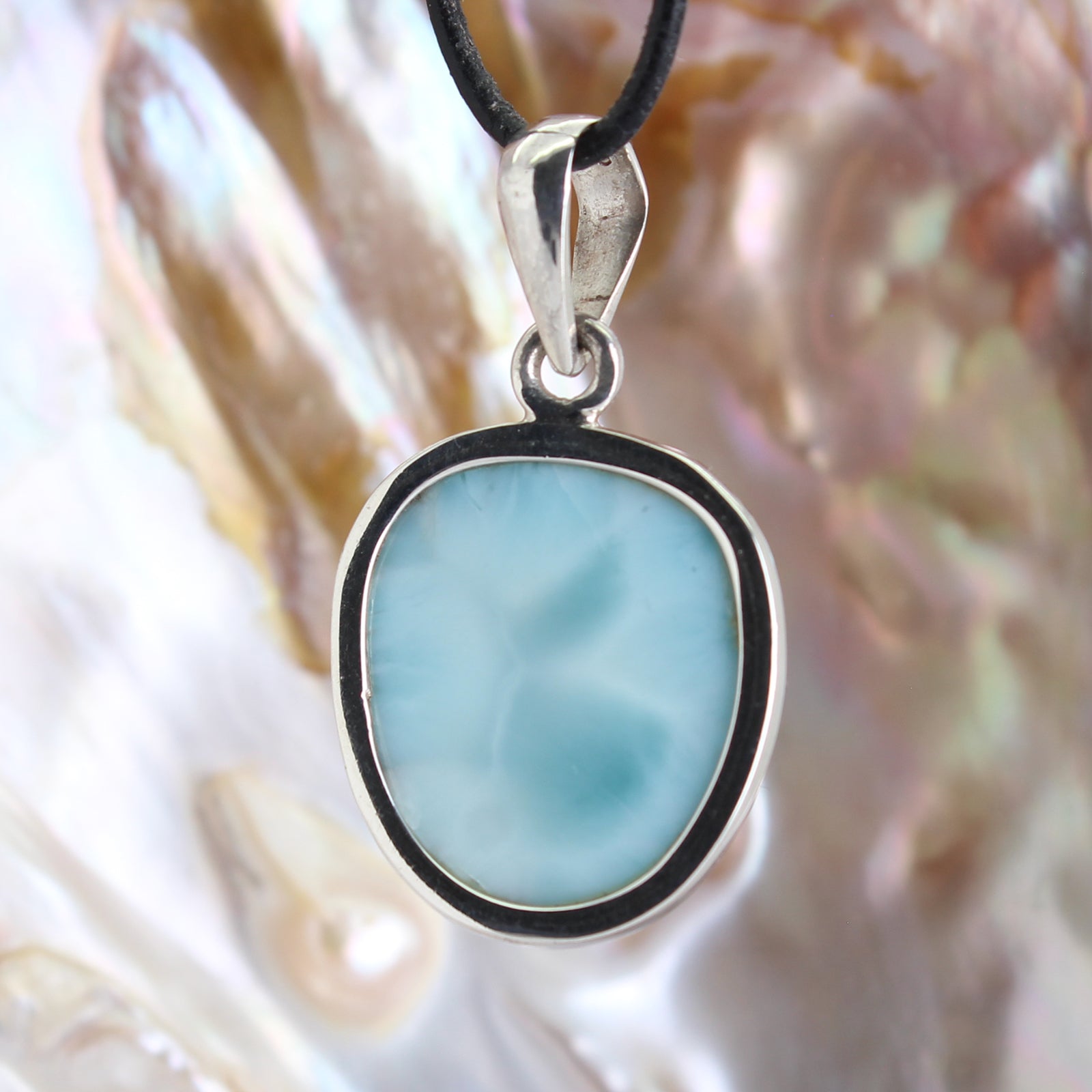Larimar Anhänger Kettenanhänger 925 Silber Schmuck Halskettenanhänger Kettenschmuck Stein Trommelstein Rohstein Rohstück Edelstein Heilstein Lochstein Schmuck Naturstein Halsschmuck Silberschmuck Dekostein Dekostück Collier Halskette Schmuckstein Schmuckanhänger Glücksstein Schutzstein