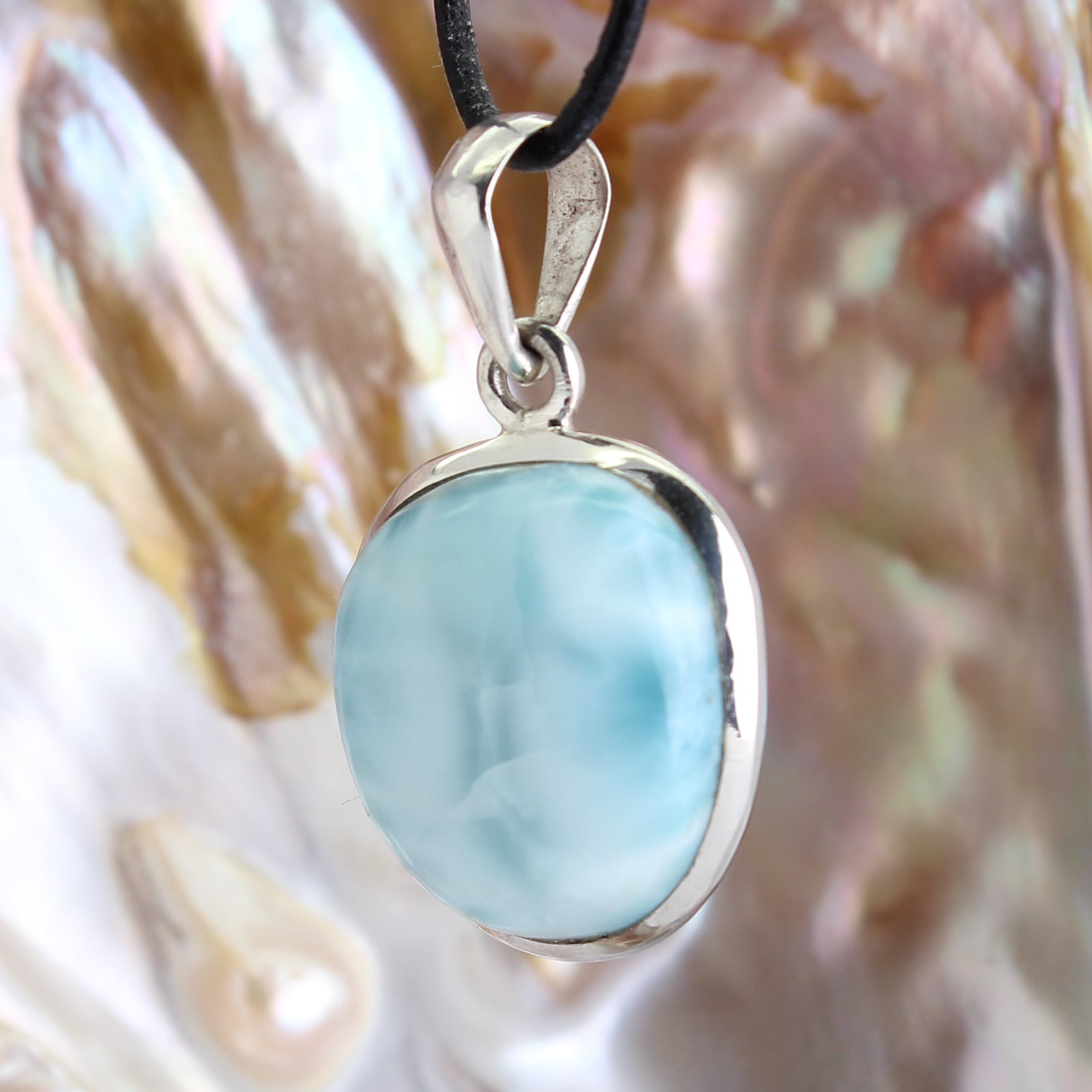 Larimar Anhänger Kettenanhänger 925 Silber Schmuck Halskettenanhänger Kettenschmuck Stein Trommelstein Rohstein Rohstück Edelstein Heilstein Lochstein Schmuck Naturstein Halsschmuck Silberschmuck Dekostein Dekostück Collier Halskette Schmuckstein Schmuckanhänger Glücksstein Schutzstein