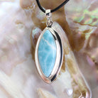 Larimar Anhänger Kettenanhänger 925 Silber Schmuck Halskettenanhänger Kettenschmuck Stein Trommelstein Rohstein Rohstück Edelstein Heilstein Lochstein Schmuck Naturstein Halsschmuck Silberschmuck Dekostein Dekostück Collier Halskette Schmuckstein Schmuckanhänger Glücksstein Schutzstein